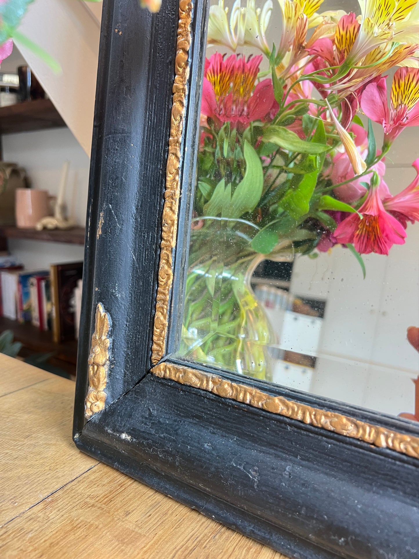 Miroir louis philippe noir et doré, vitre biseauté, cadre patiné, superbe.