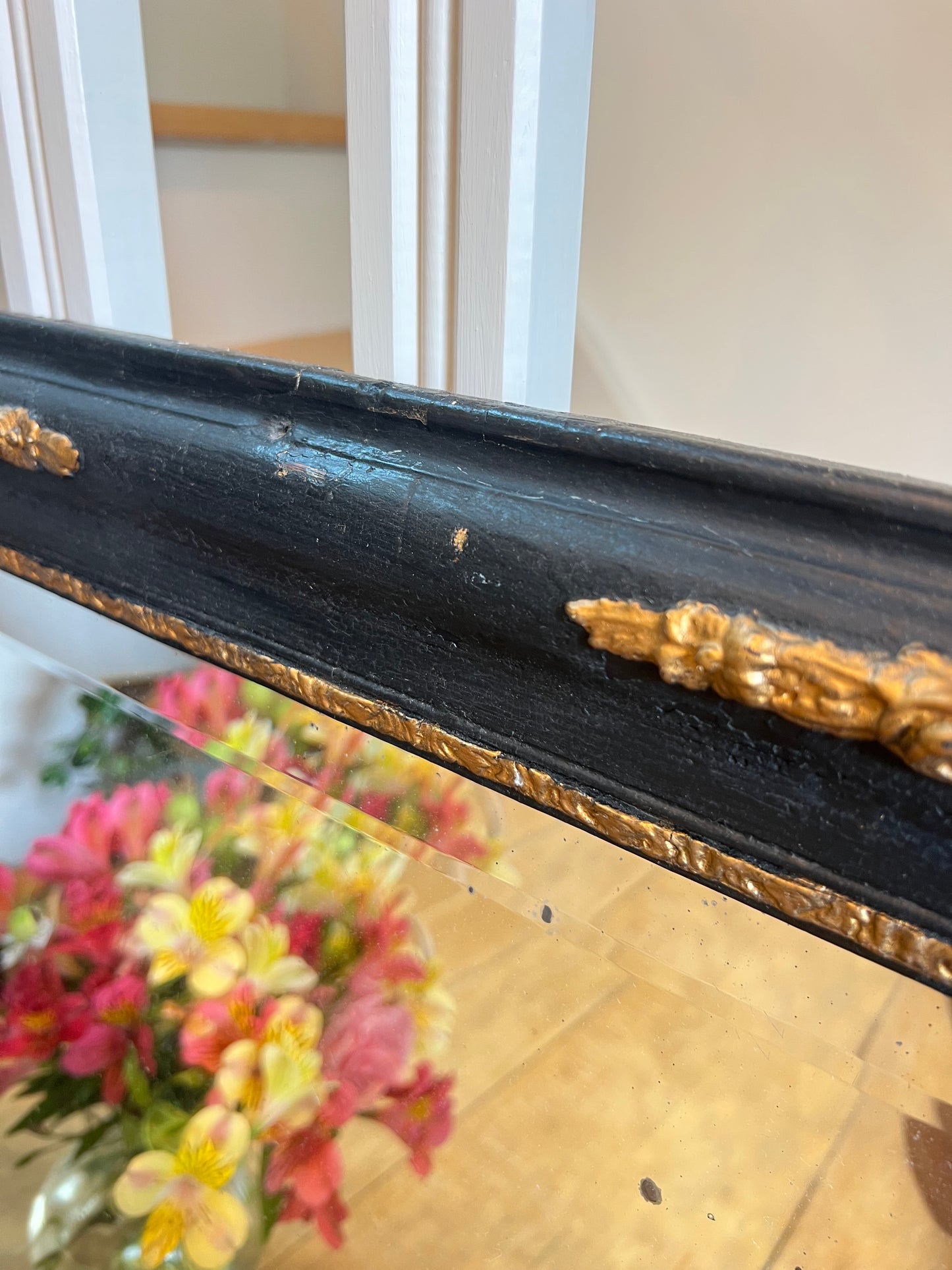 Miroir louis philippe noir et doré, vitre biseauté, cadre patiné, superbe.