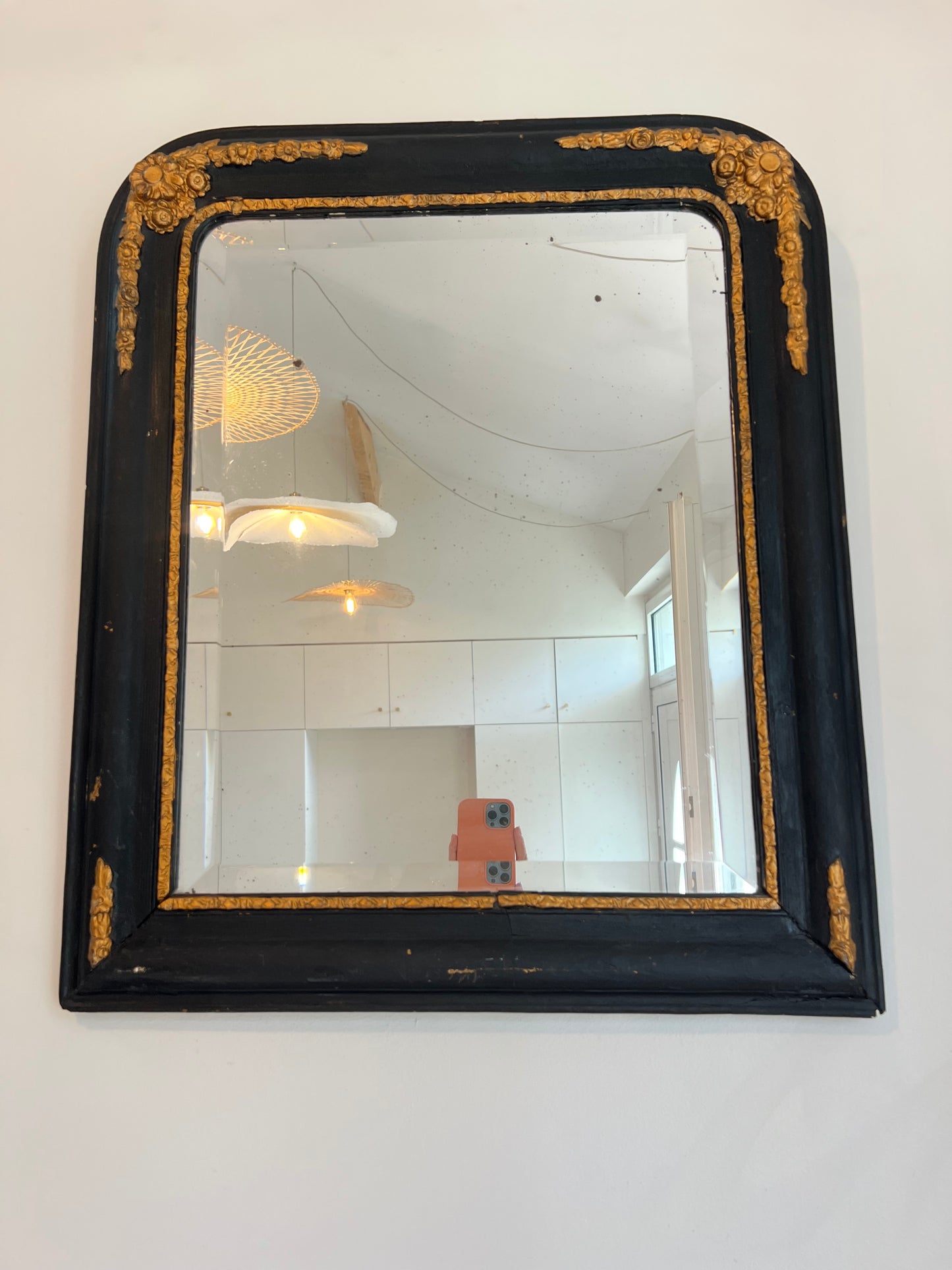 Miroir louis philippe noir et doré, vitre biseauté, cadre patiné, superbe.
