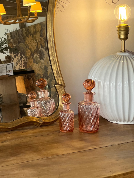 Paire de flacons Baccarat, éclat sur le goulot de l'un d'eux.