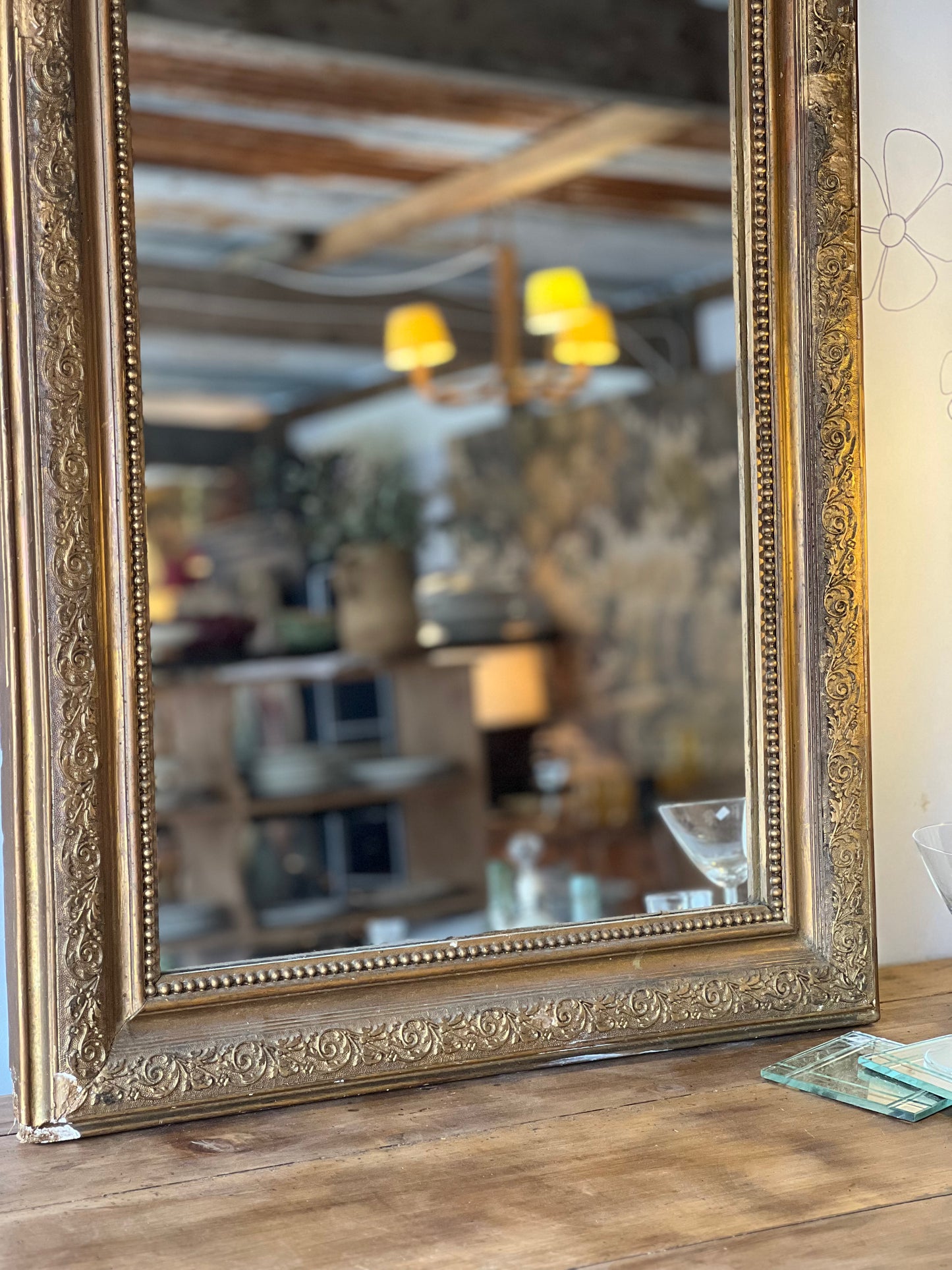 Miroir louis philippe doré, le cadre est abimé en haut et à certains endroits en bas.