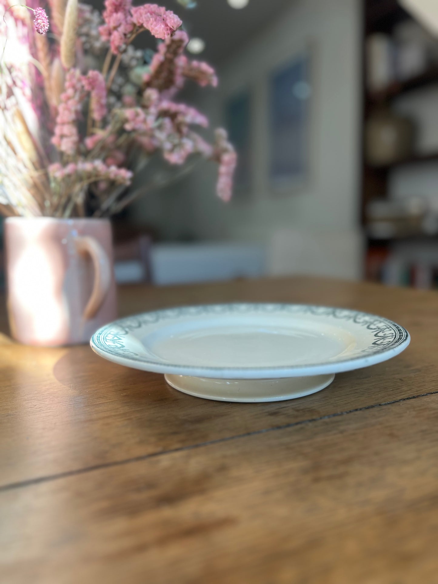 Une assiette à piedouche Salins, modèle Louis XVI, en parfait état.