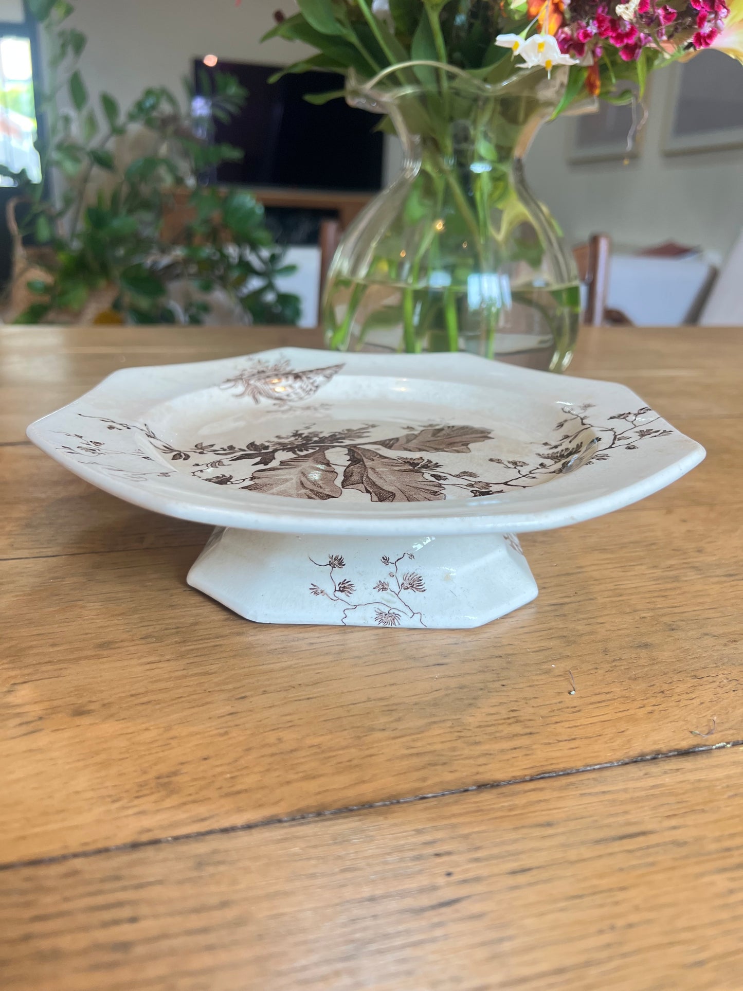 Deux assiettes piedouche Wedgwood, anglais, modèle Neptune, parfait état, prix pour l'unité.