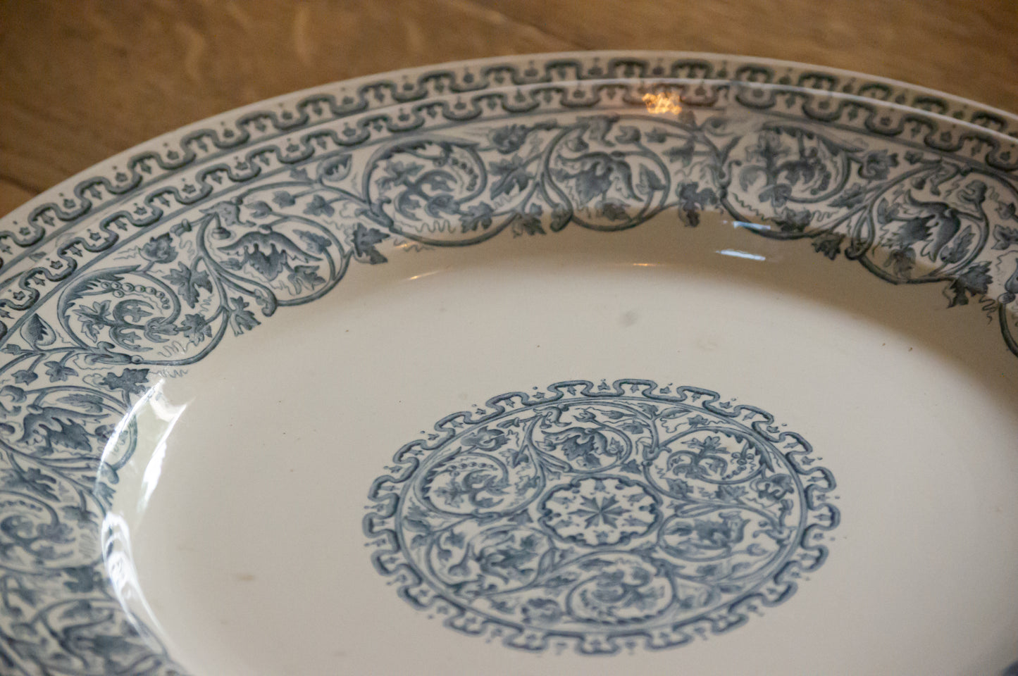 Deux plats ronds Creil et montereau, modèle Renaissance, un moyen et un légèrement plus grand, en parfait état.