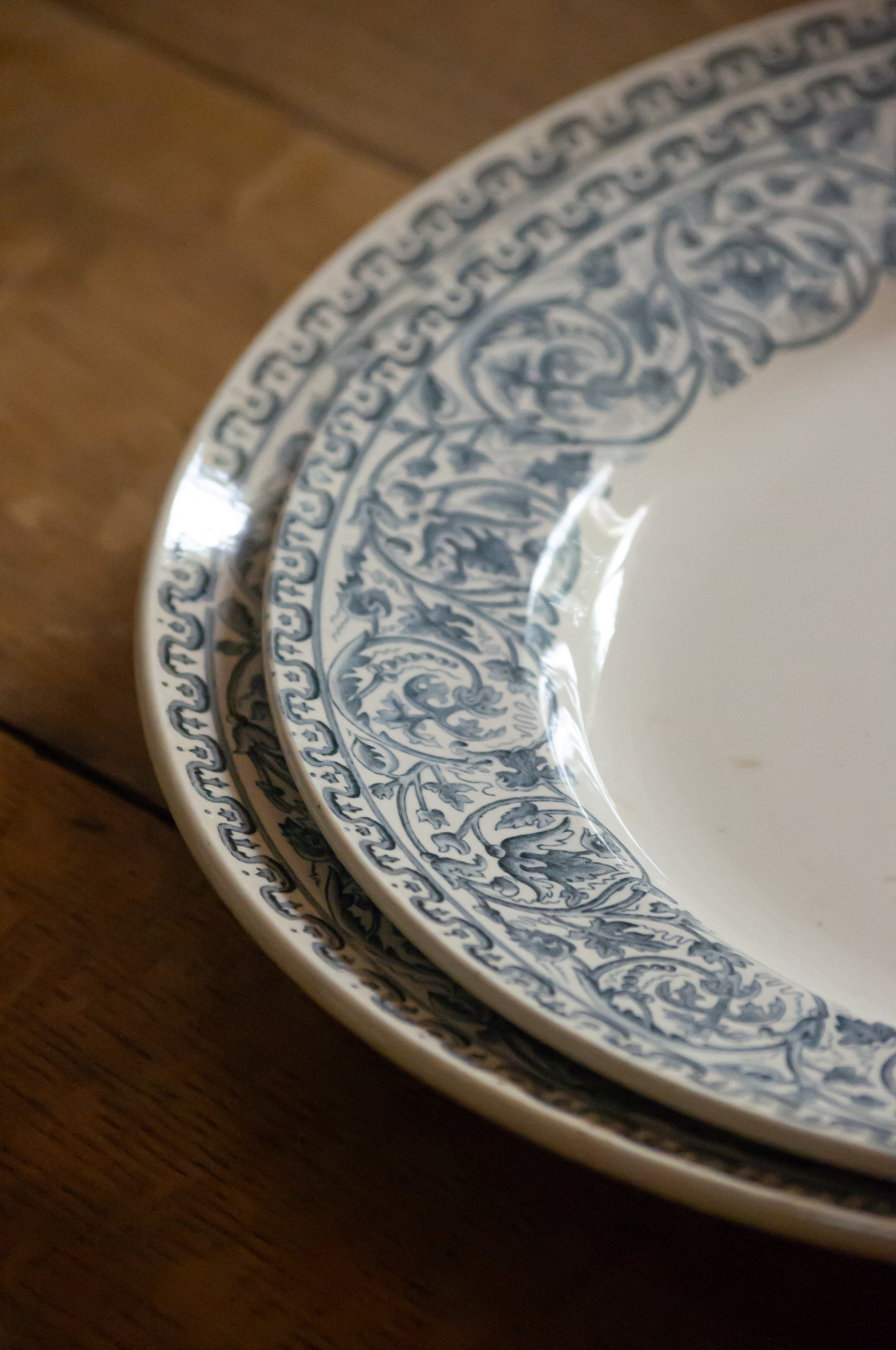Deux plats ronds Creil et montereau, modèle Renaissance, un moyen et un légèrement plus grand, en parfait état.