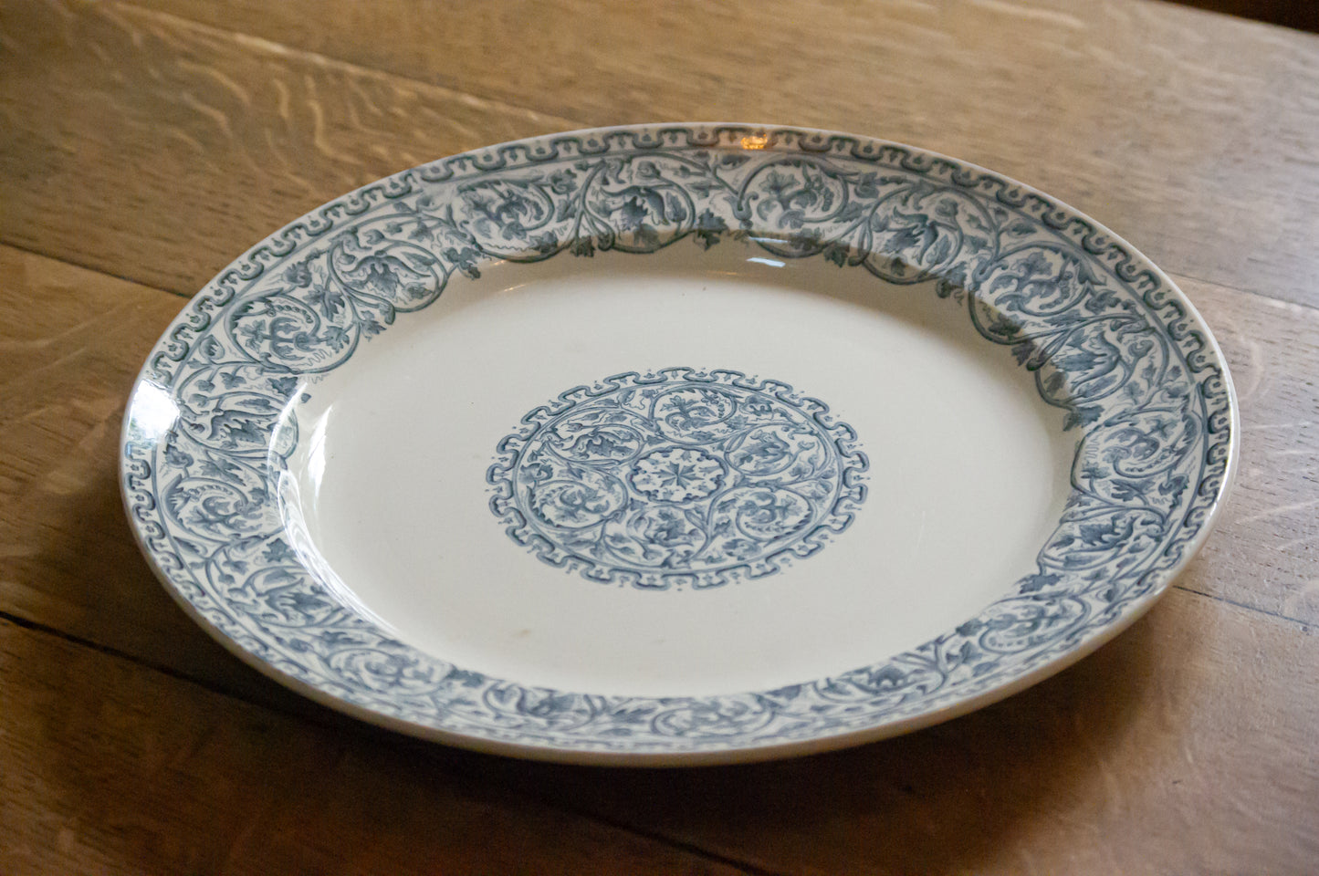 Deux plats ronds Creil et montereau, modèle Renaissance, un moyen et un légèrement plus grand, en parfait état.