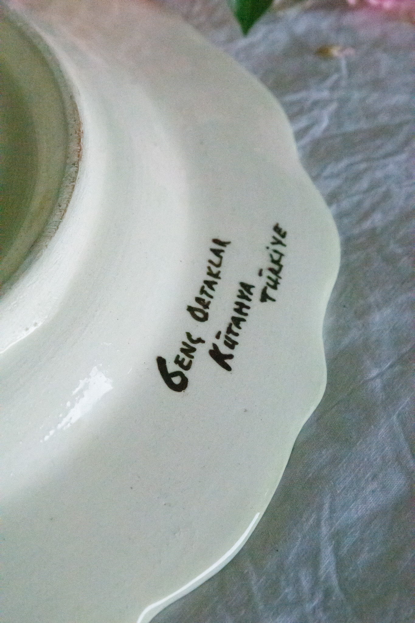 Grand plat rond et creux fait en Turquie, parfait état, très jolies couleurs.