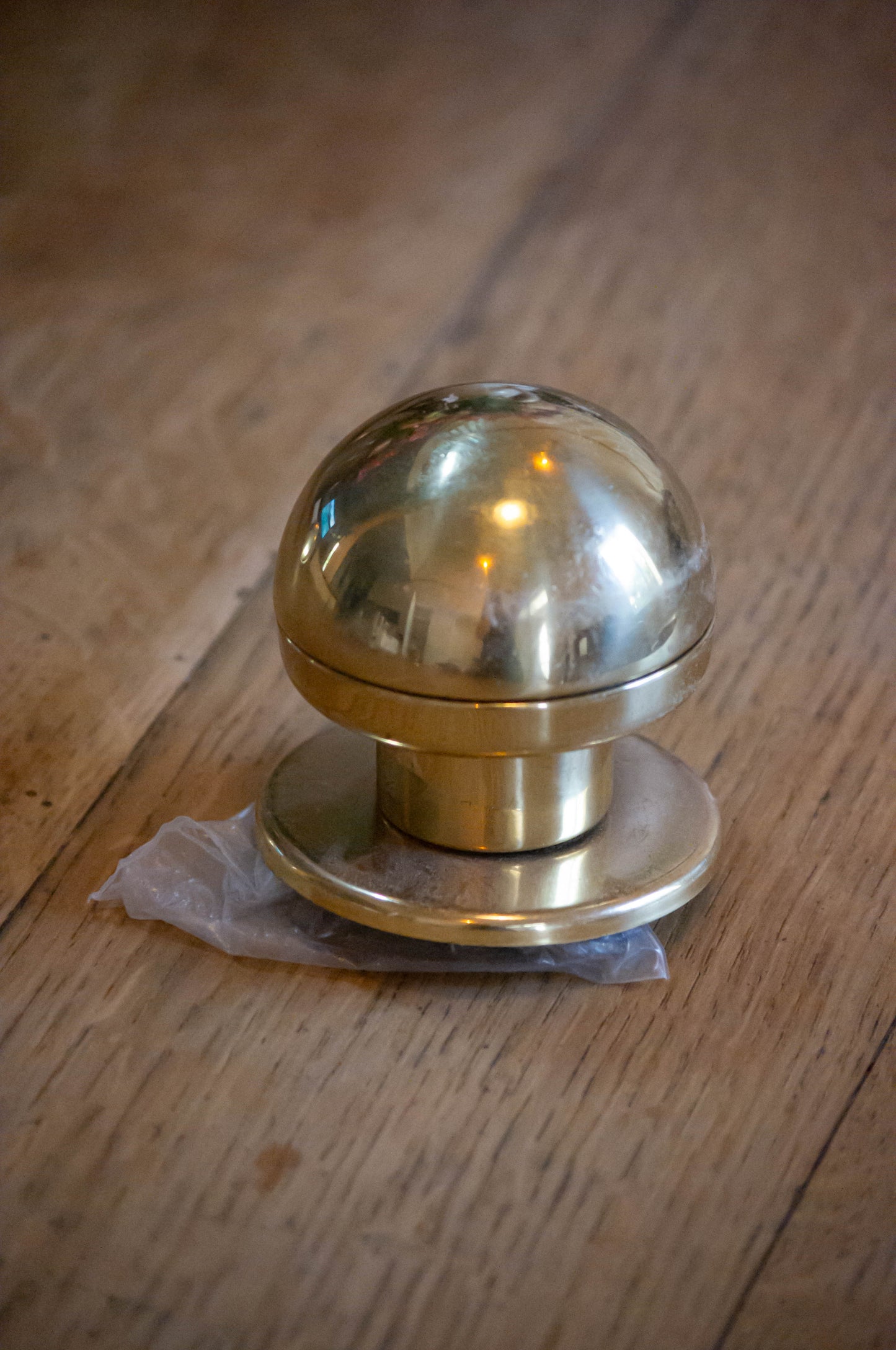 Poignées de porte ou boules d'escalier en laiton, 3 différentes.