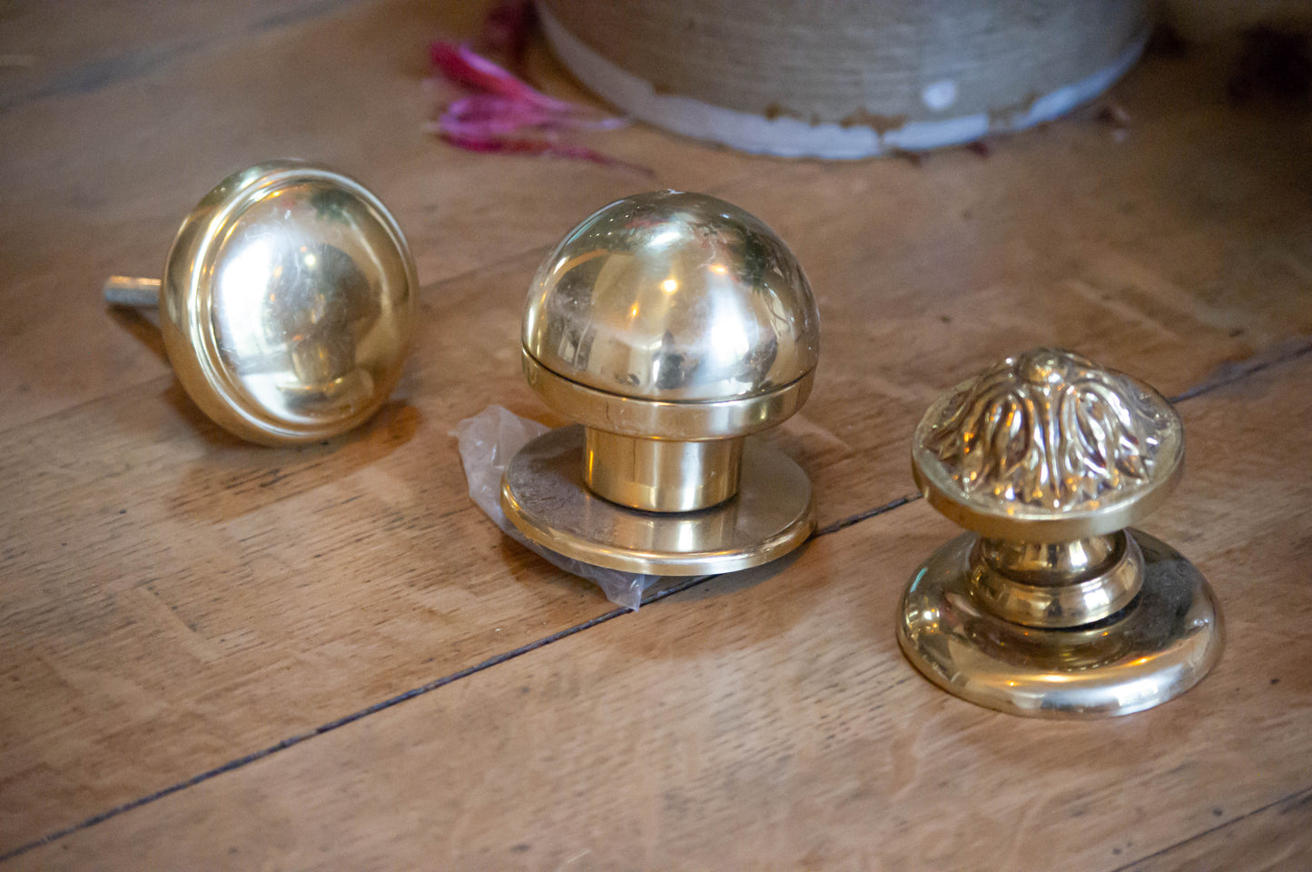 Poignées de porte ou boules d'escalier en laiton, 3 différentes.