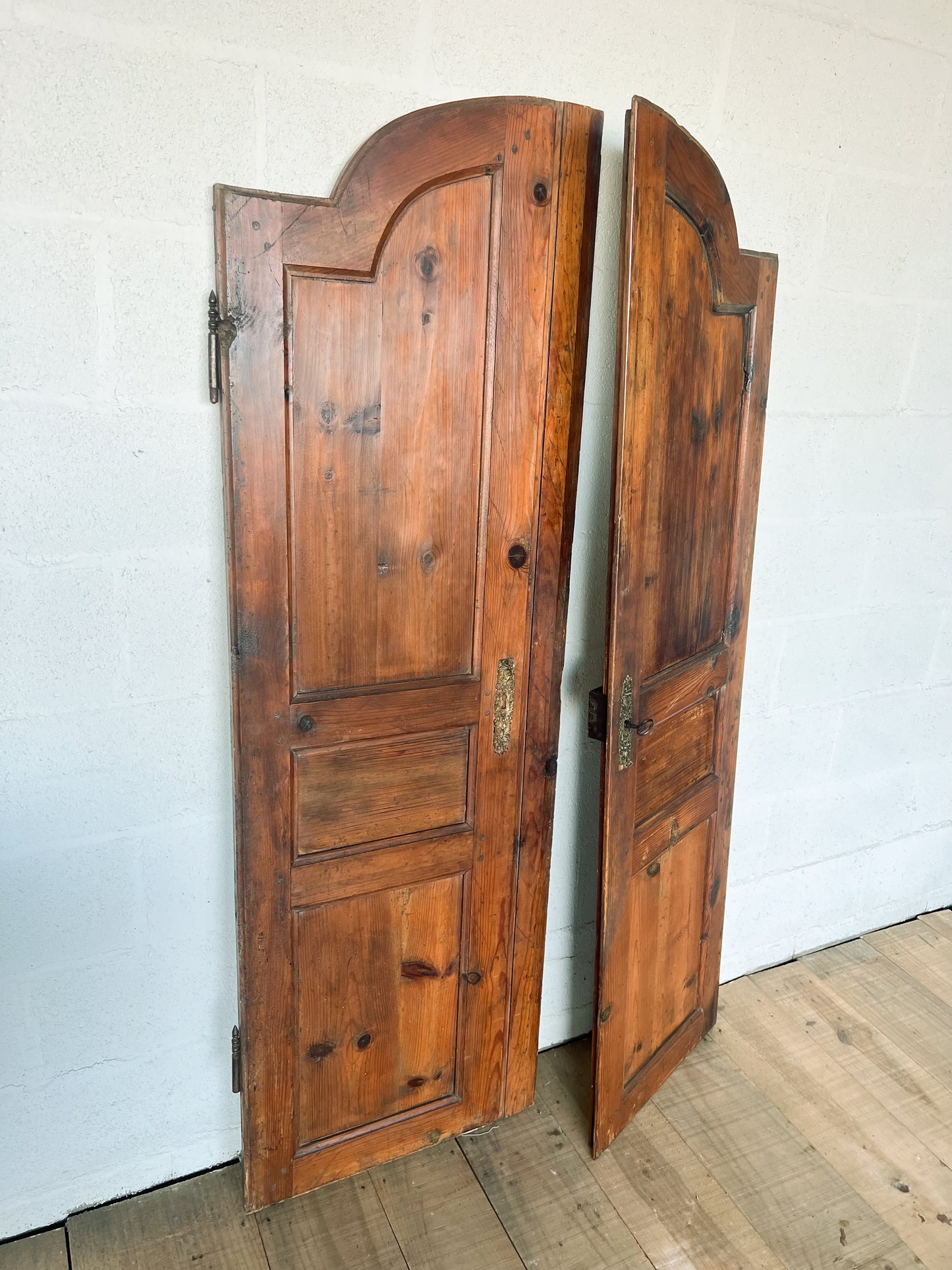 Deux portes d'armoire anciennes, à utiliser comme tête de lit ou portes de placard mural, à réaliser sur mesure.