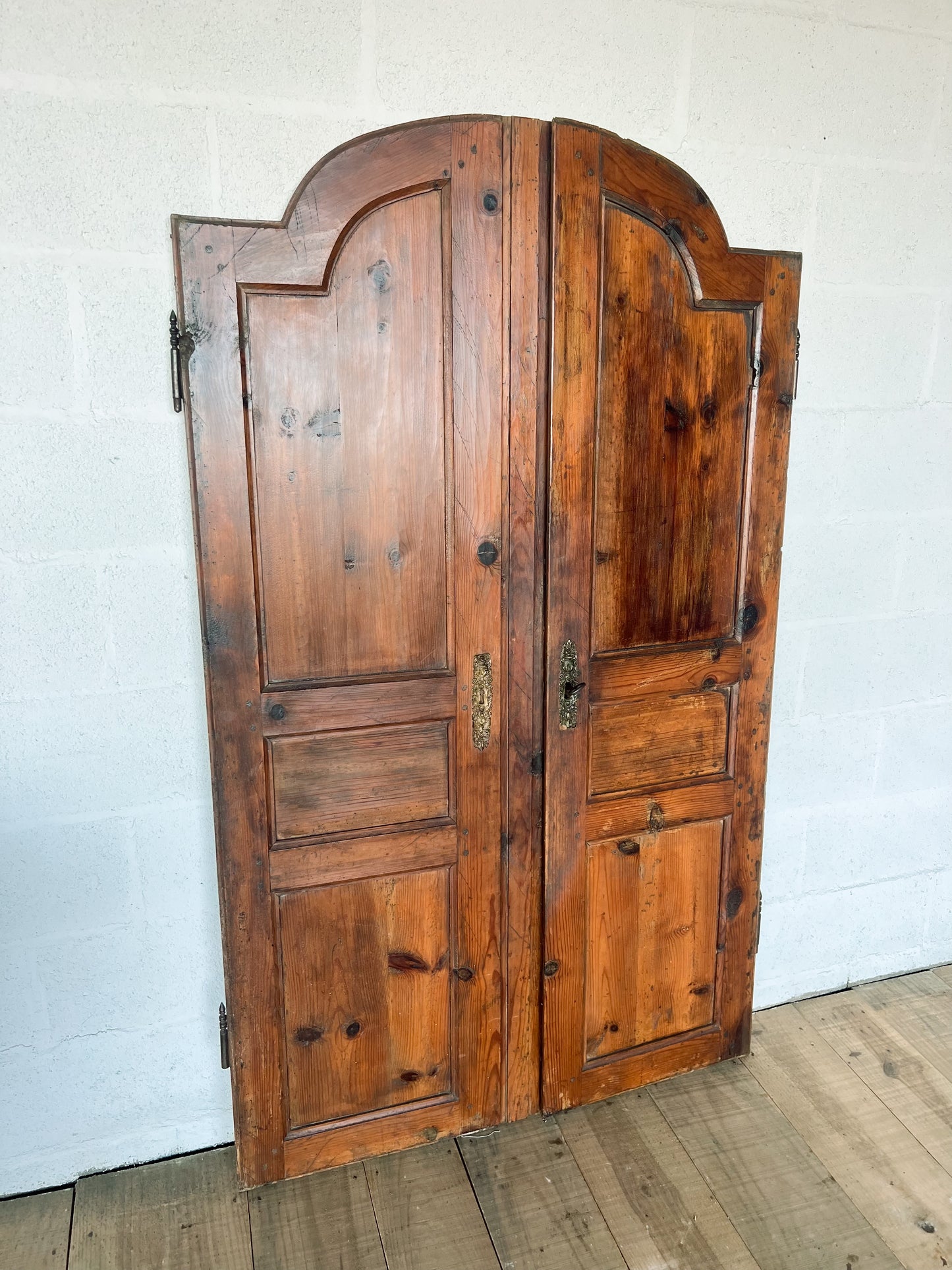 Deux portes d'armoire anciennes, à utiliser comme tête de lit ou portes de placard mural, à réaliser sur mesure.