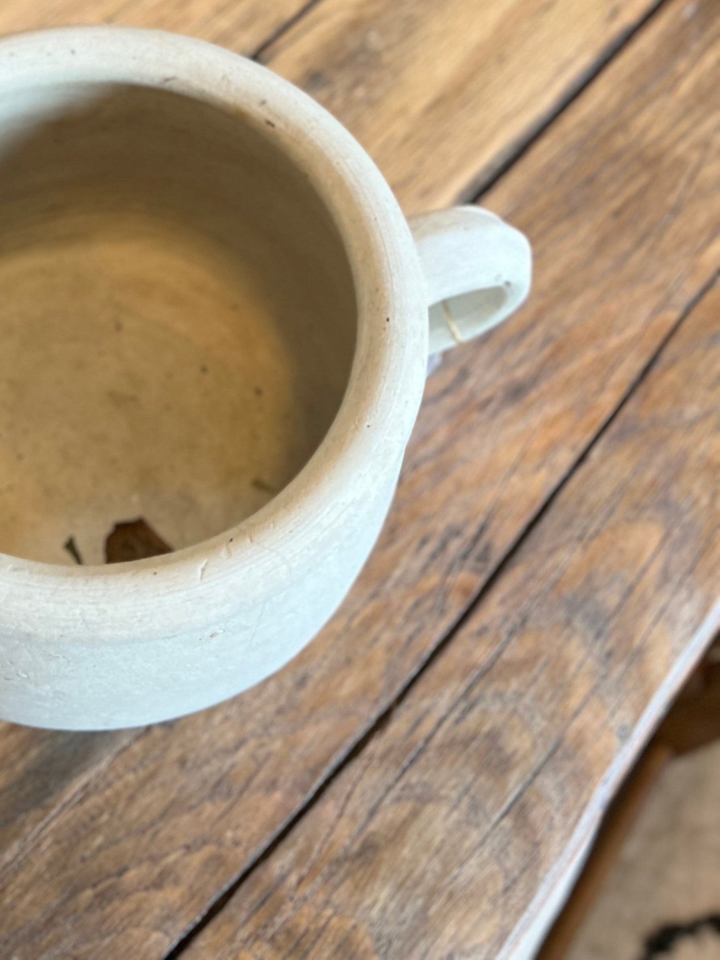 Pot en terre, ancien pot à graisse, à utiliser comme décoration ou comme vase.