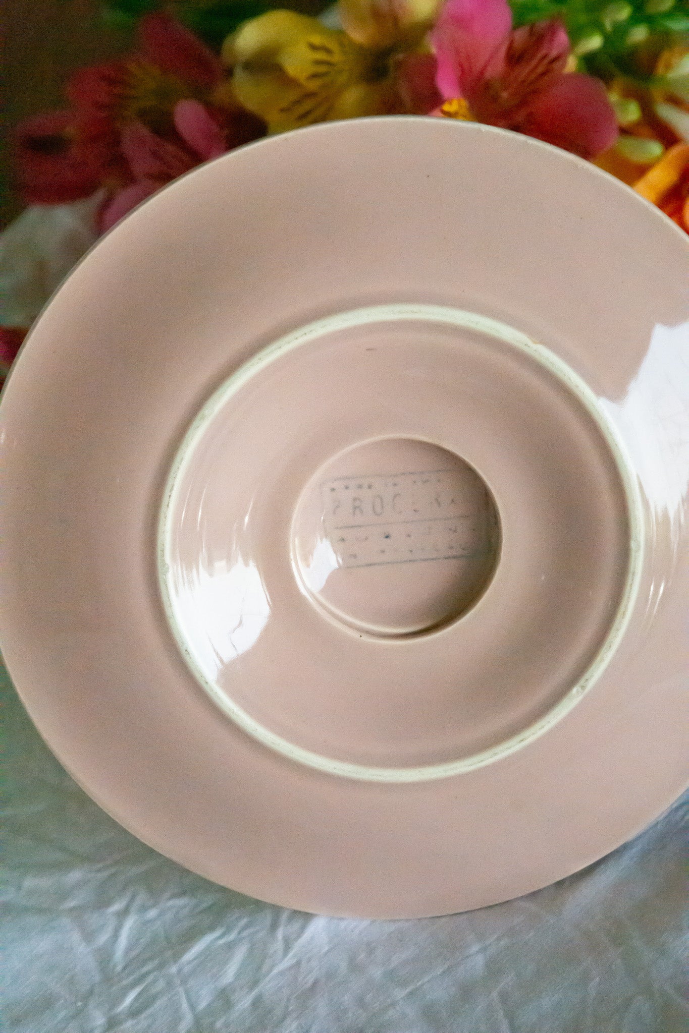 Saucière rose ronde, deux petits éclats.