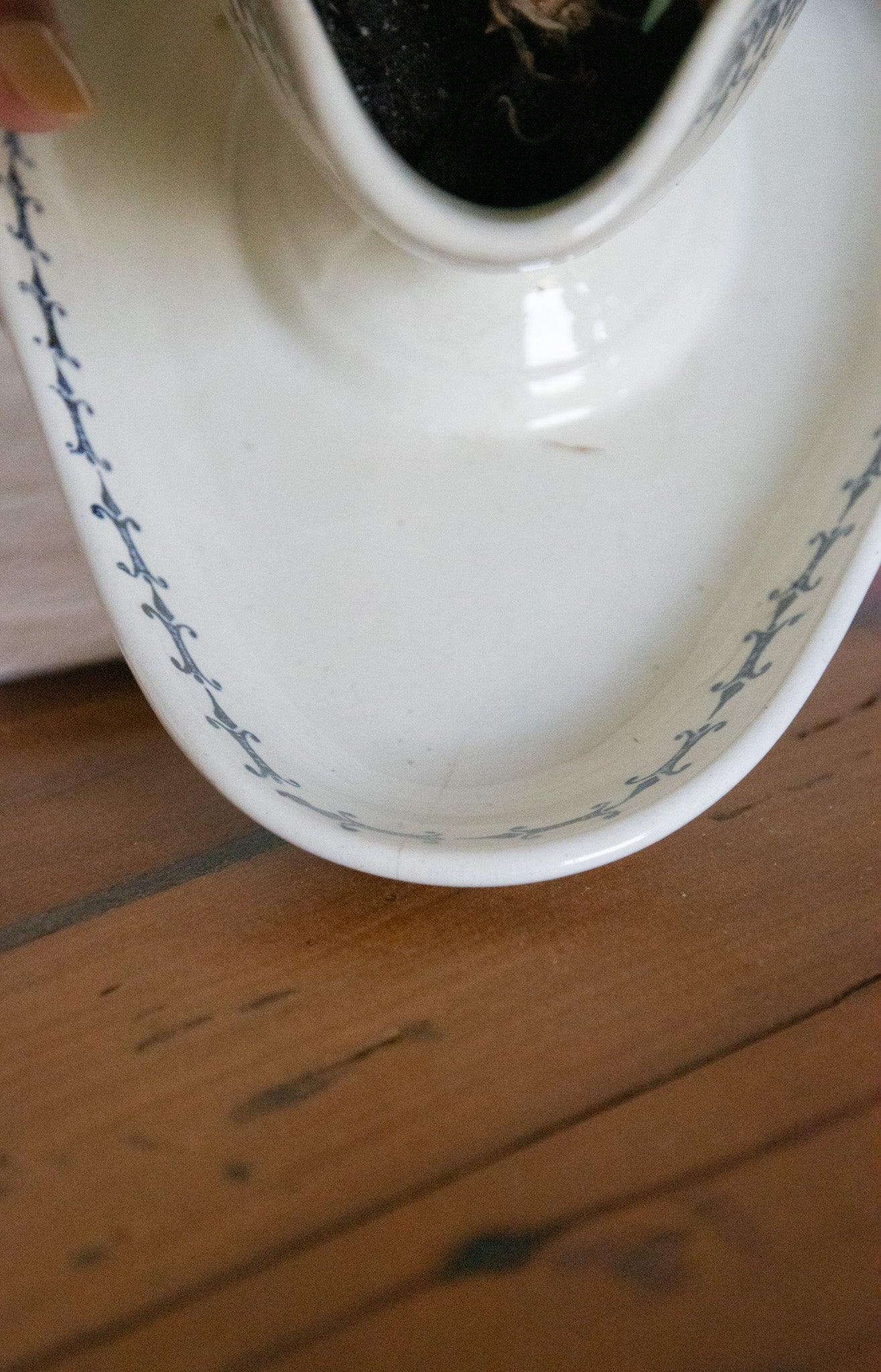 Saucière Salins modèle Vincennes, ébréchée à deux endroits et légèrement fêlée.