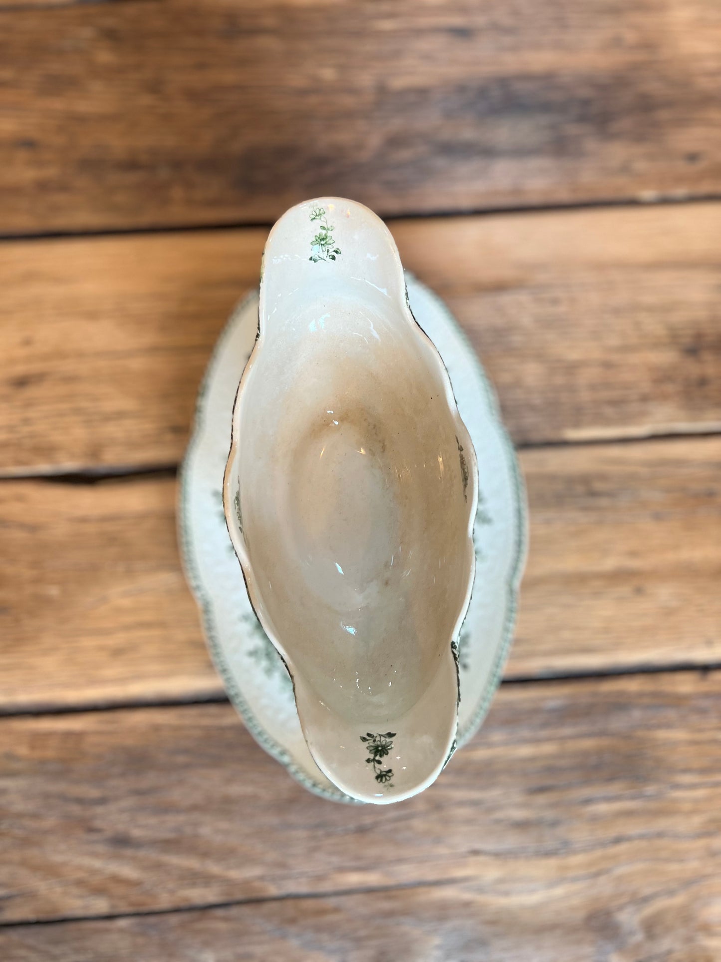 Saucière verte, terre de fer, parfait état.