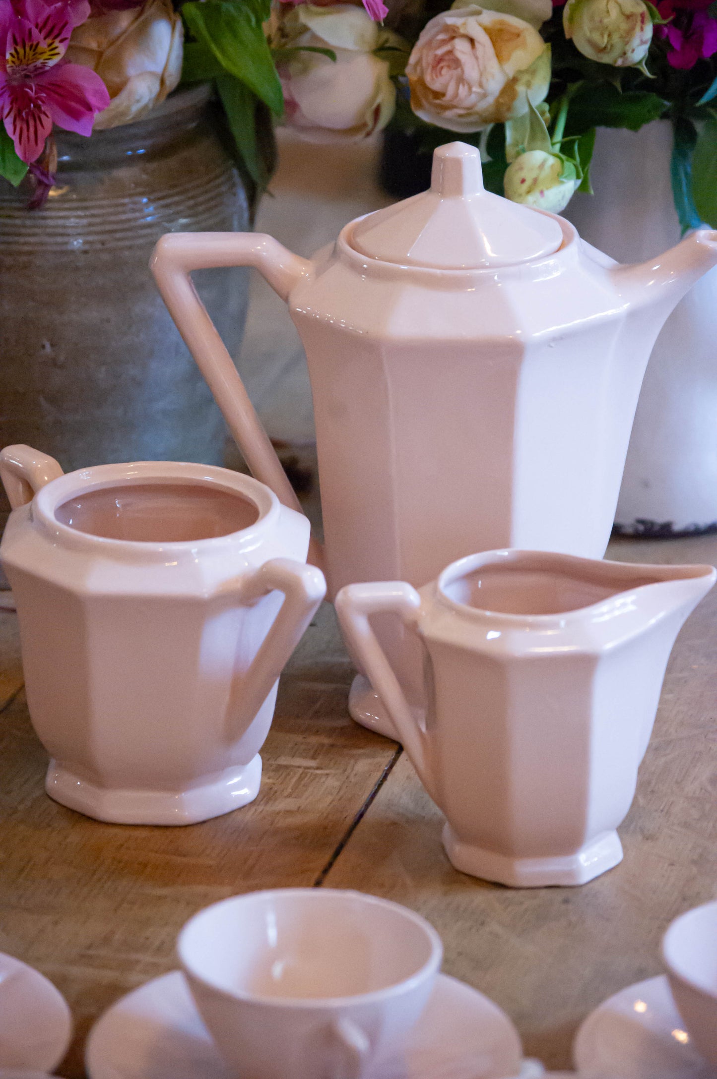 Ensemble à thé Digoin, une théière, un pot à lait, un sucrier et 12 tasses et sous tasses. Très bon état général, rose pale, quelques légers éclats, visible sur une photo.