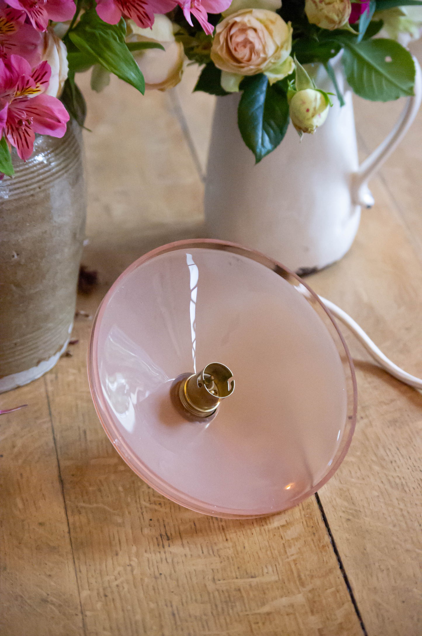 Suspension rose, le fil électrique est neuf, la verrerie et la douille à baïonnette sont chinées.