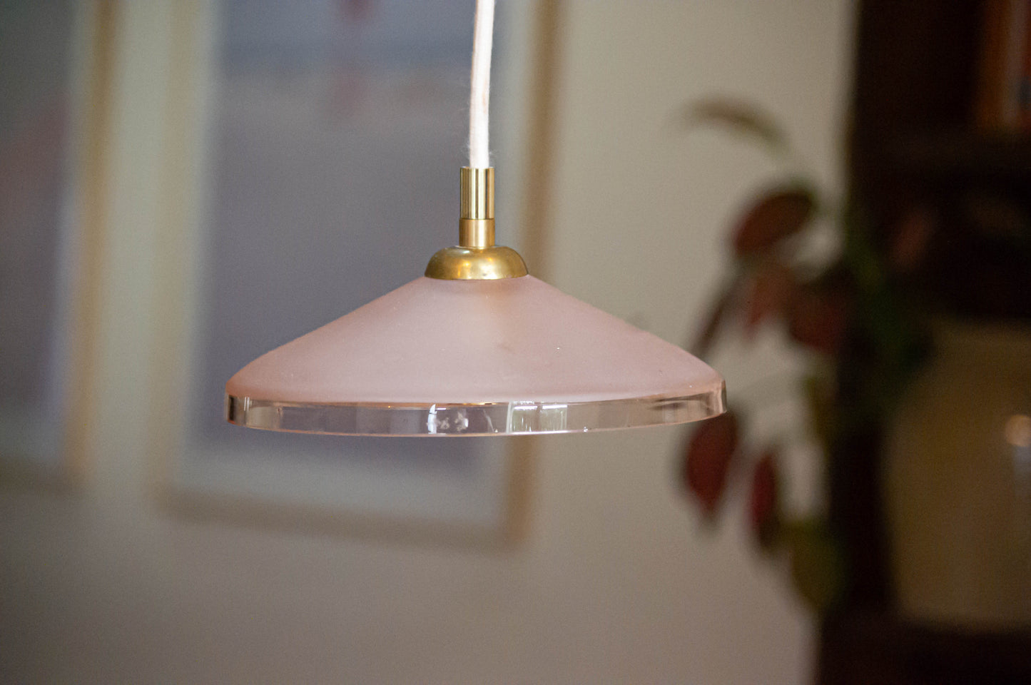 Suspension rose, le fil électrique est neuf, la verrerie et la douille à baïonnette sont chinées.