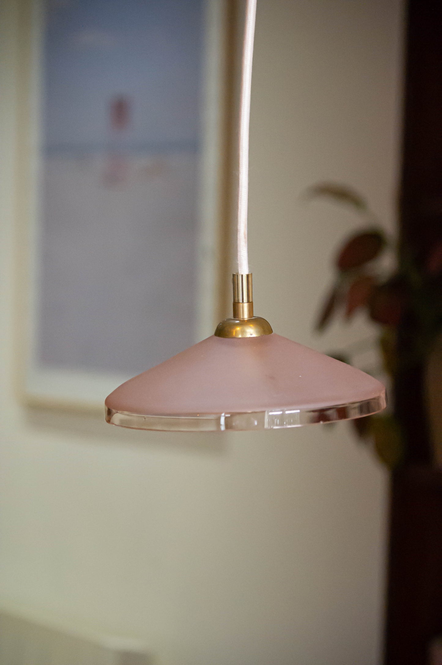 Suspension rose, le fil électrique est neuf, la verrerie et la douille à baïonnette sont chinées.