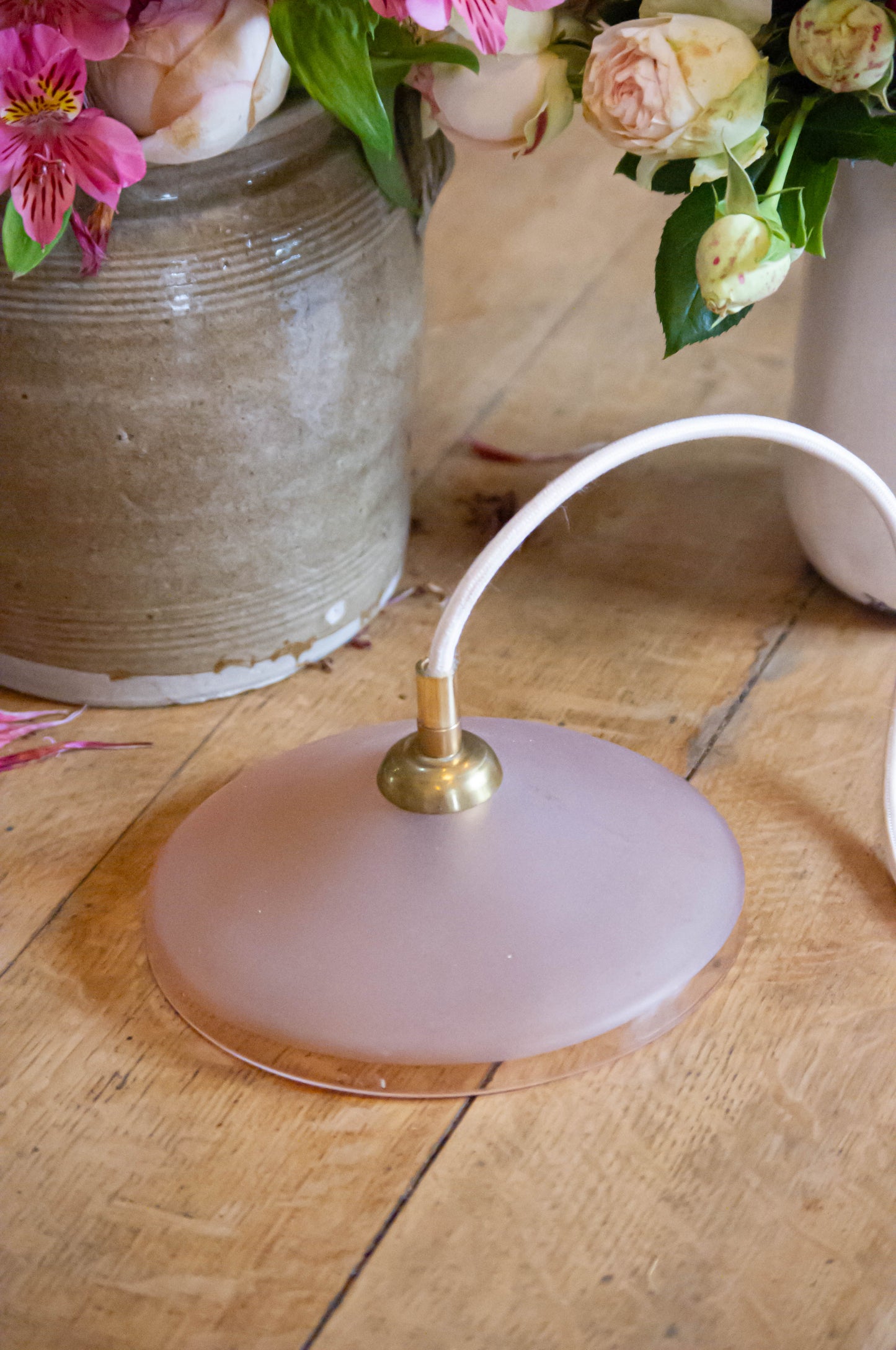 Suspension rose, le fil électrique est neuf, la verrerie et la douille à baïonnette sont chinées.
