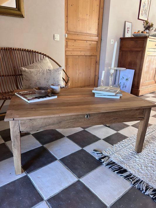 Table basse en acacia, la serrure n'a pas de clé et donc ne ferme pas.