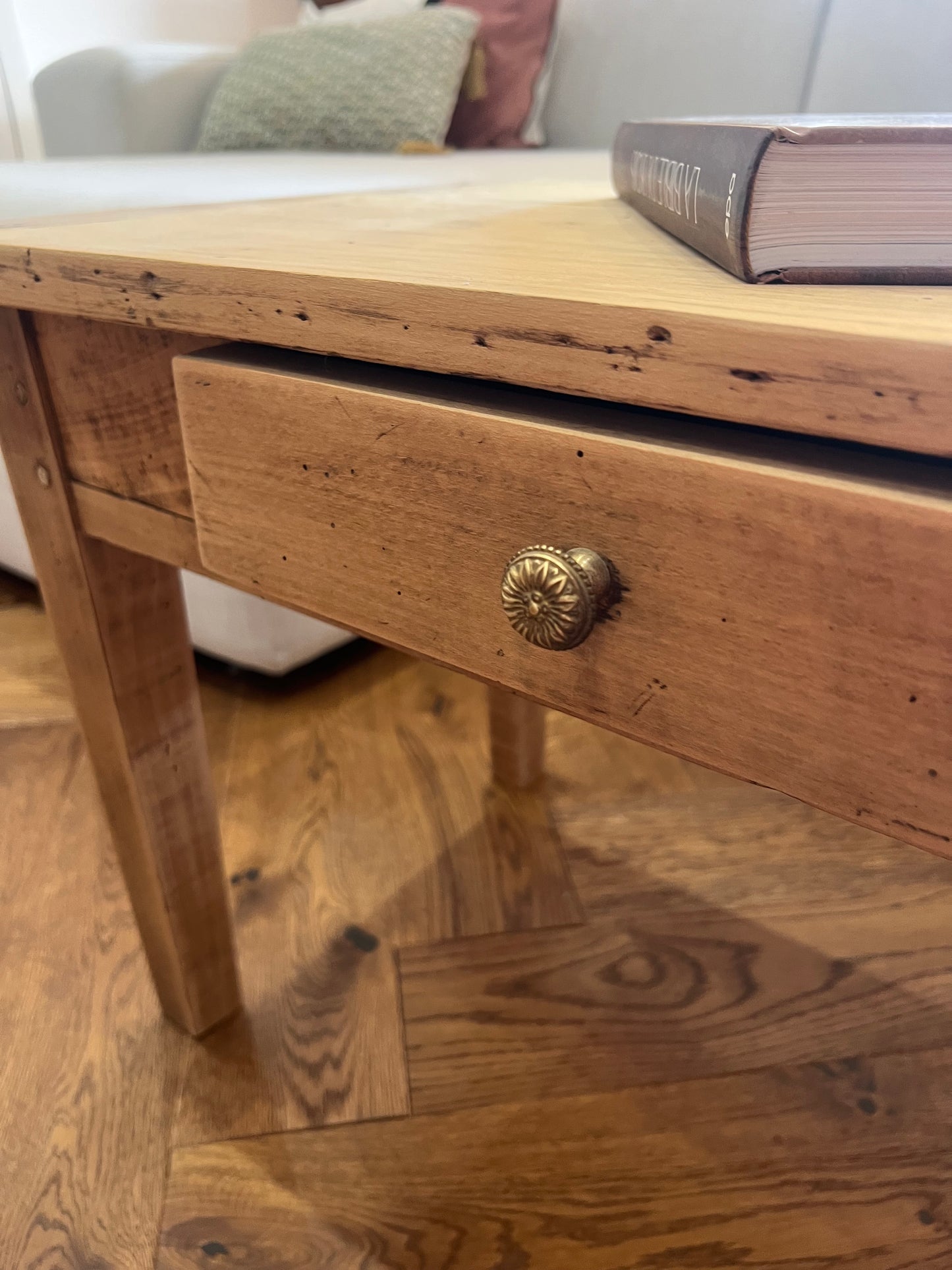 Table basse, petite tâche d'encre, visible sur les photos, petit format, parfaite pour les petits appartements.