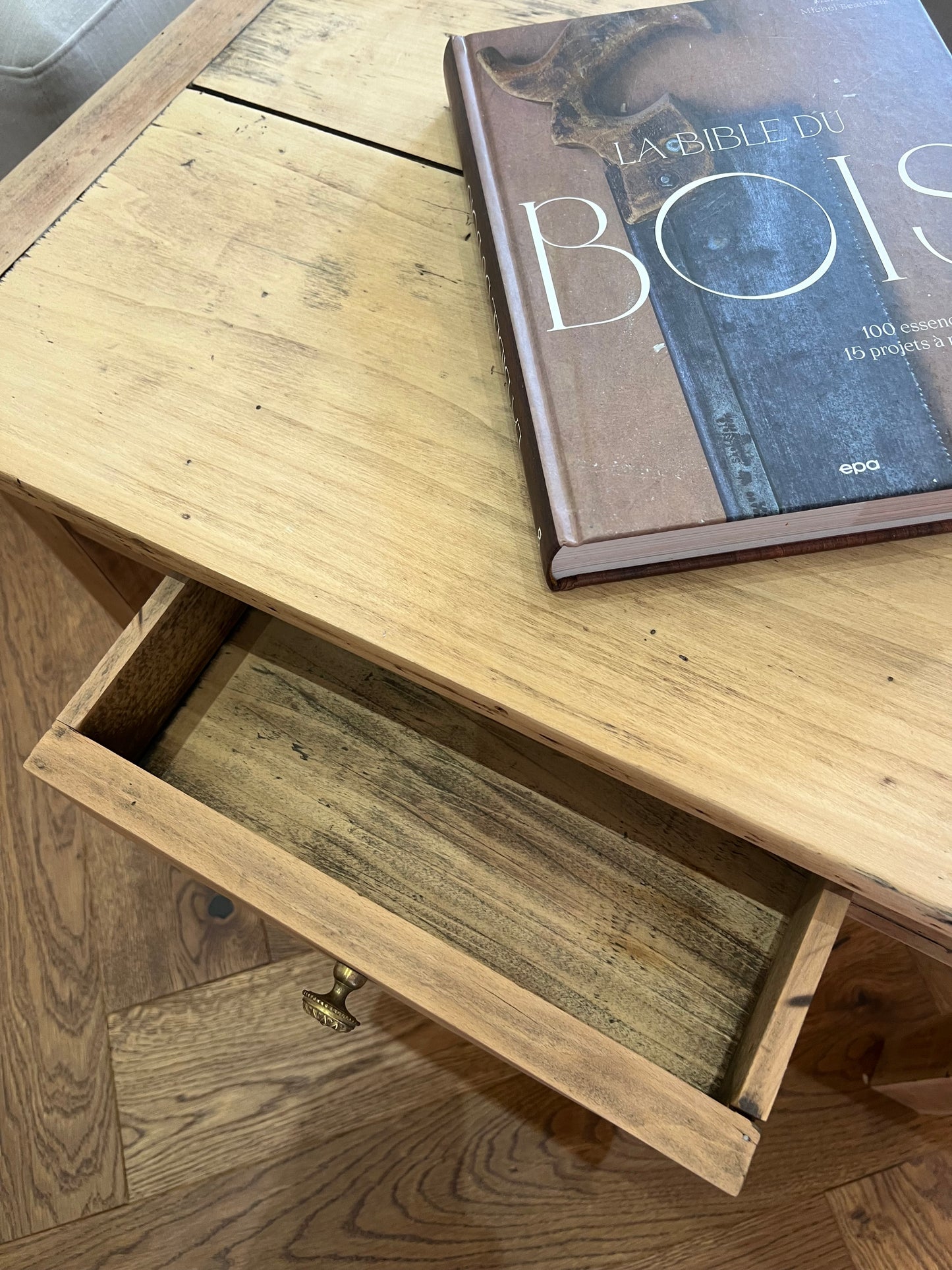 Table basse, petite tâche d'encre, visible sur les photos, petit format, parfaite pour les petits appartements.