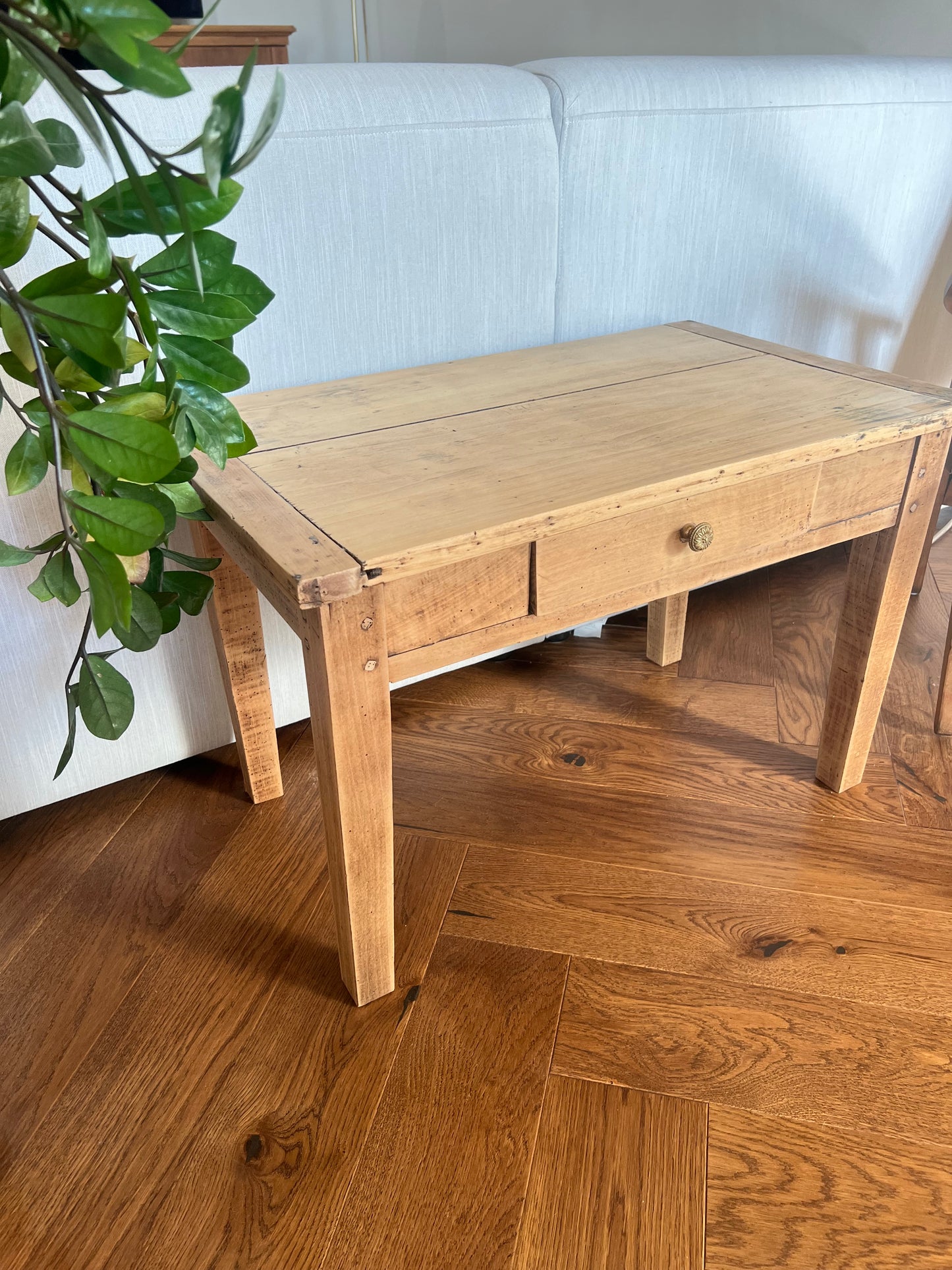 Table basse, petite tâche d'encre, visible sur les photos, petit format, parfaite pour les petits appartements.