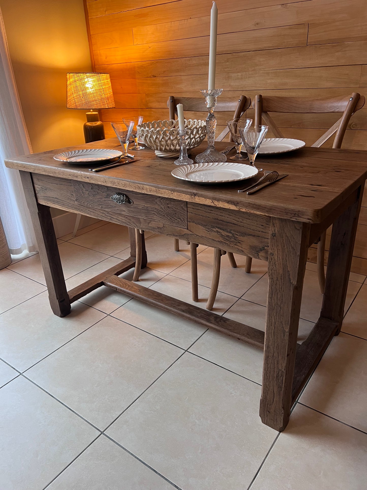 Table en chêne, pour 4 à 6 personnes, avec traverse et tiroir, super solide !