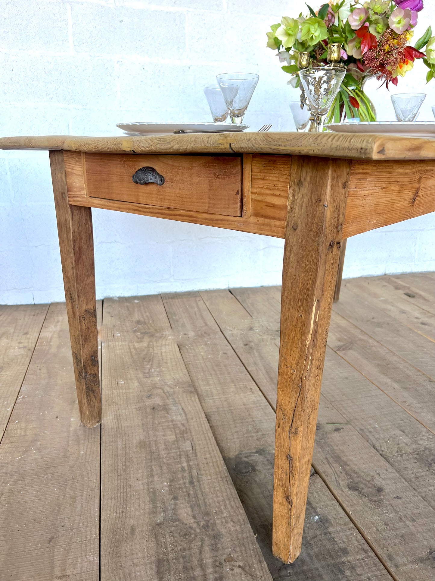 Table de ferme en pin, 8 couverts ou 6 plus confortablement, un tiroir, très solide.