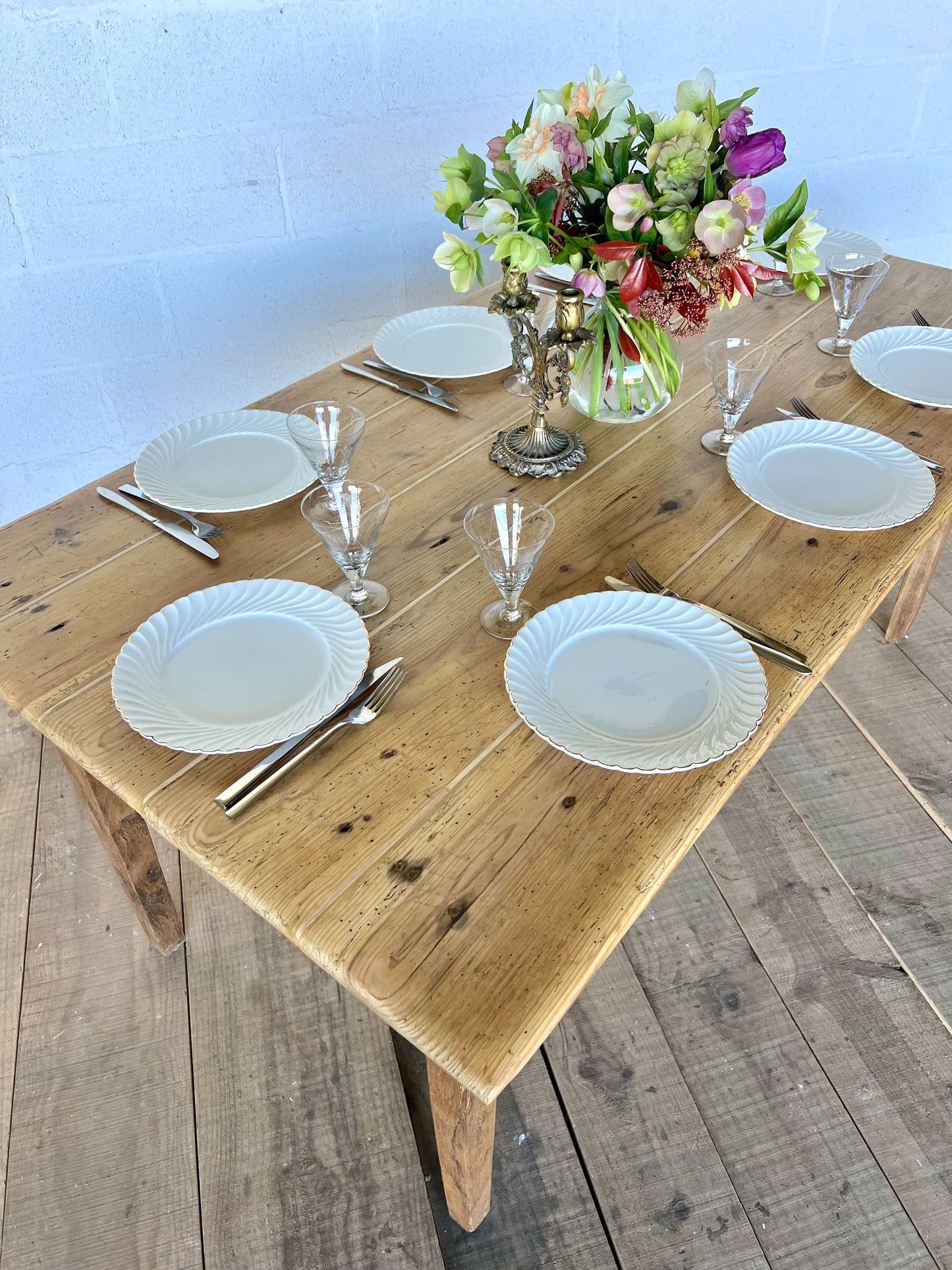 Table de ferme en pin, 8 couverts ou 6 plus confortablement, un tiroir, très solide.