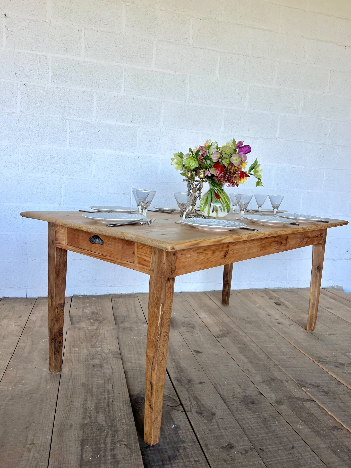 Table de ferme en pin, 8 couverts ou 6 plus confortablement, un tiroir, très solide.