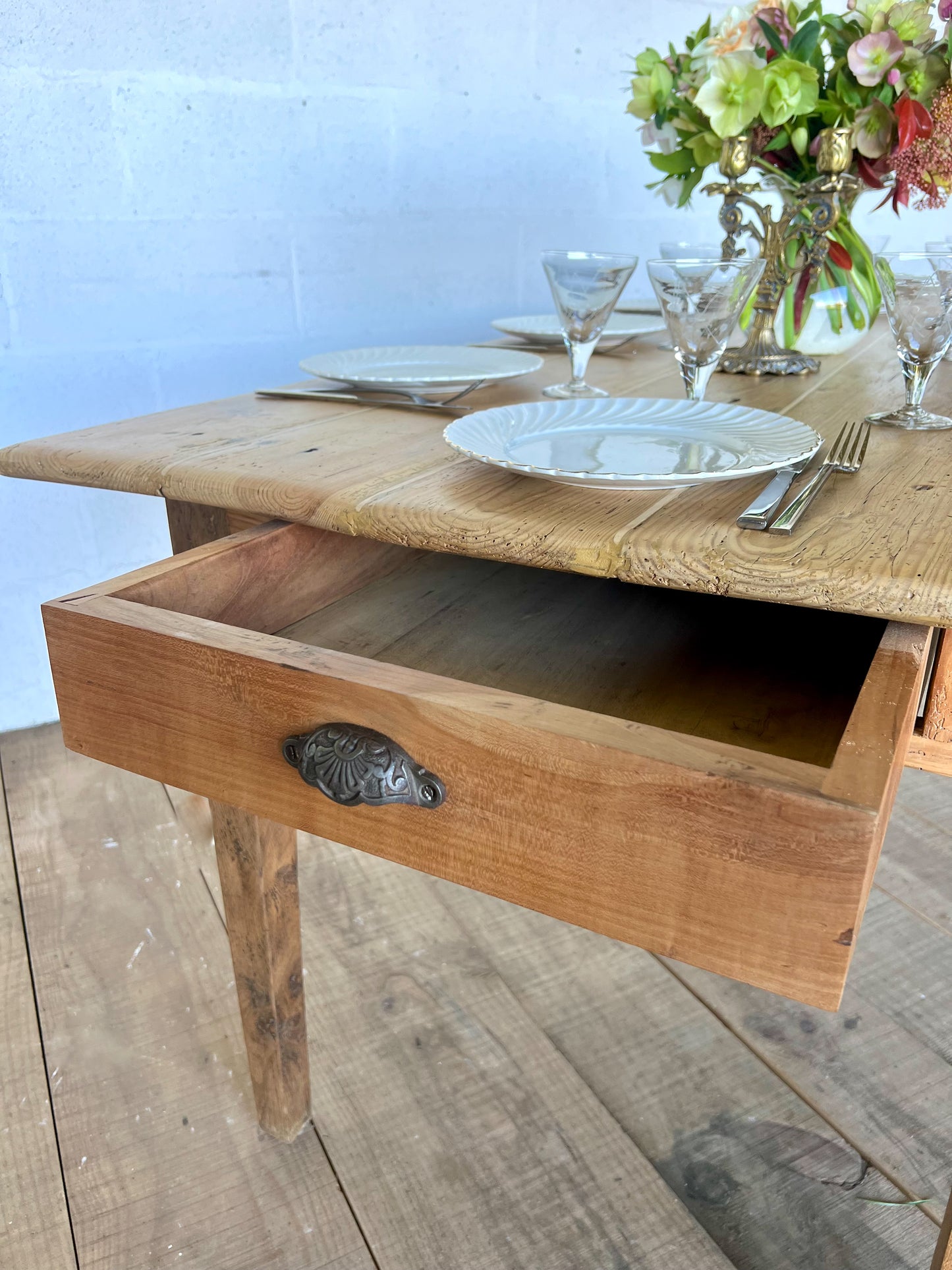 Table de ferme en pin, 8 couverts ou 6 plus confortablement, un tiroir, très solide.
