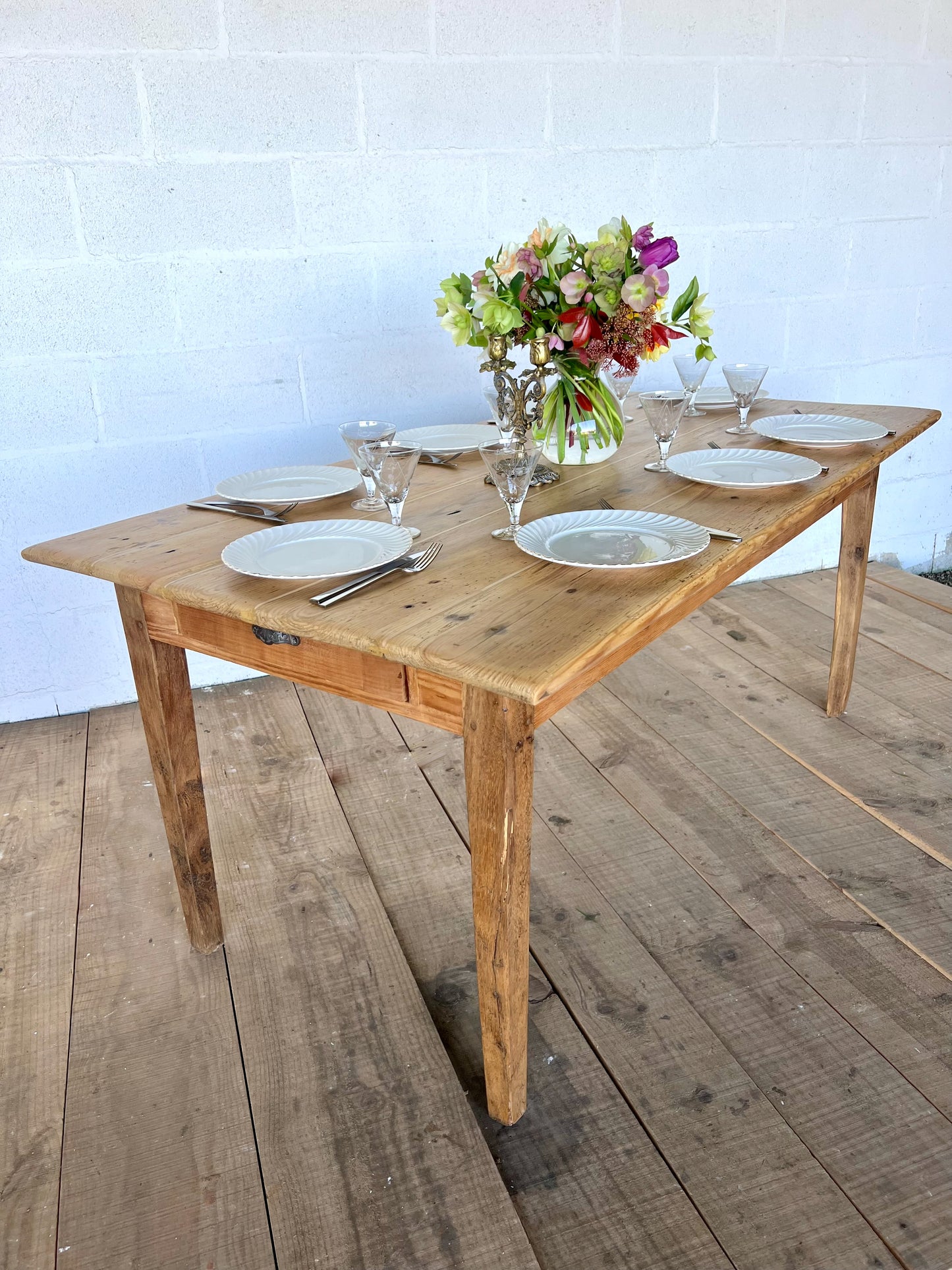 Table de ferme en pin, 8 couverts ou 6 plus confortablement, un tiroir, très solide.