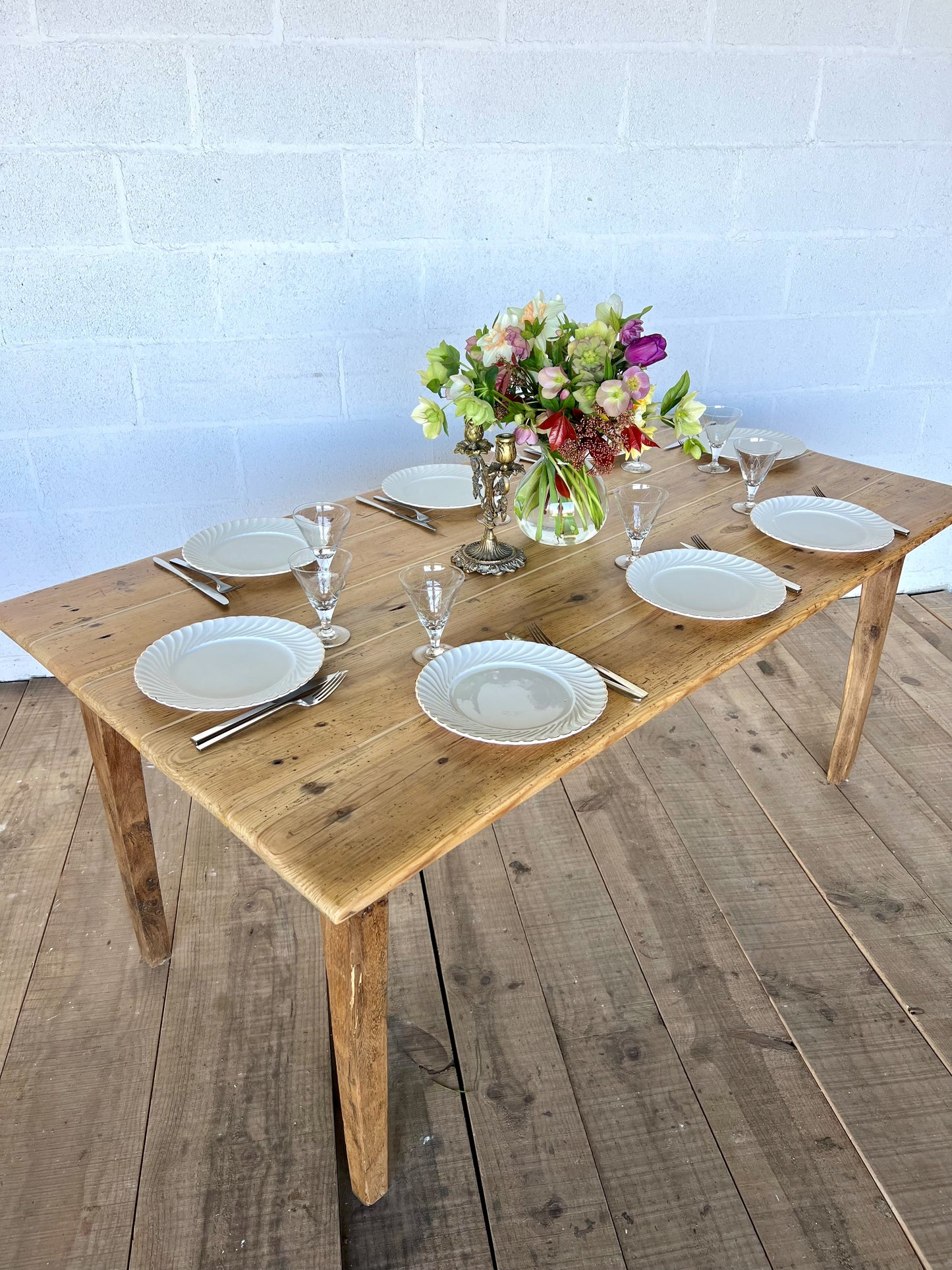 Table de ferme en pin, 8 couverts ou 6 plus confortablement, un tiroir, très solide.