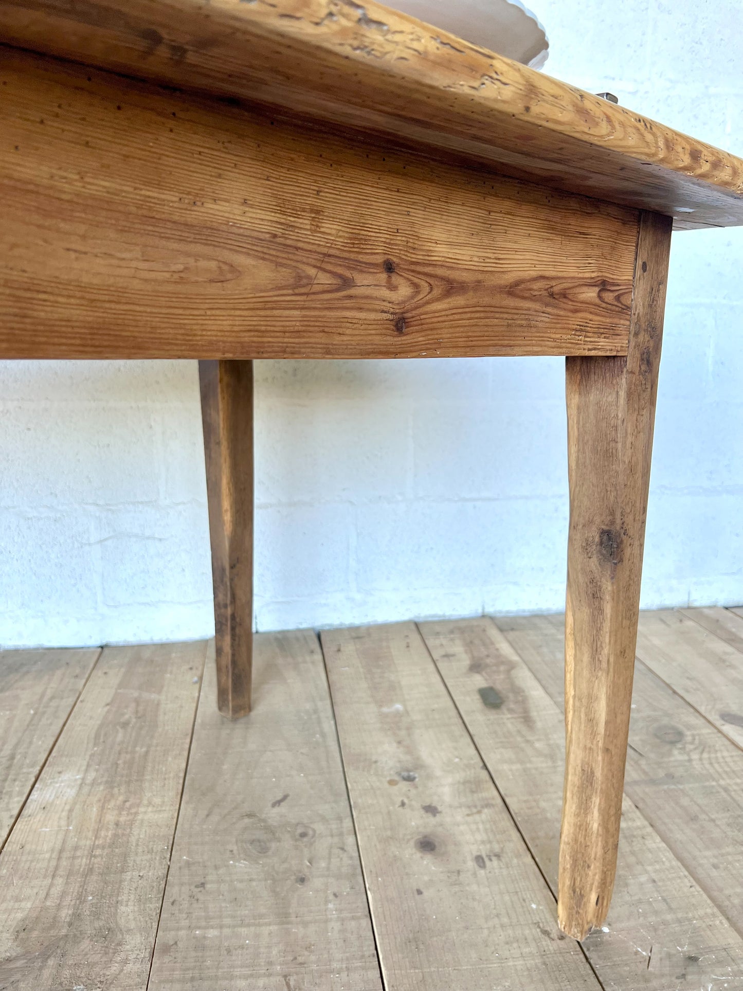 Table de ferme en pin, 8 couverts ou 6 plus confortablement, un tiroir, très solide.