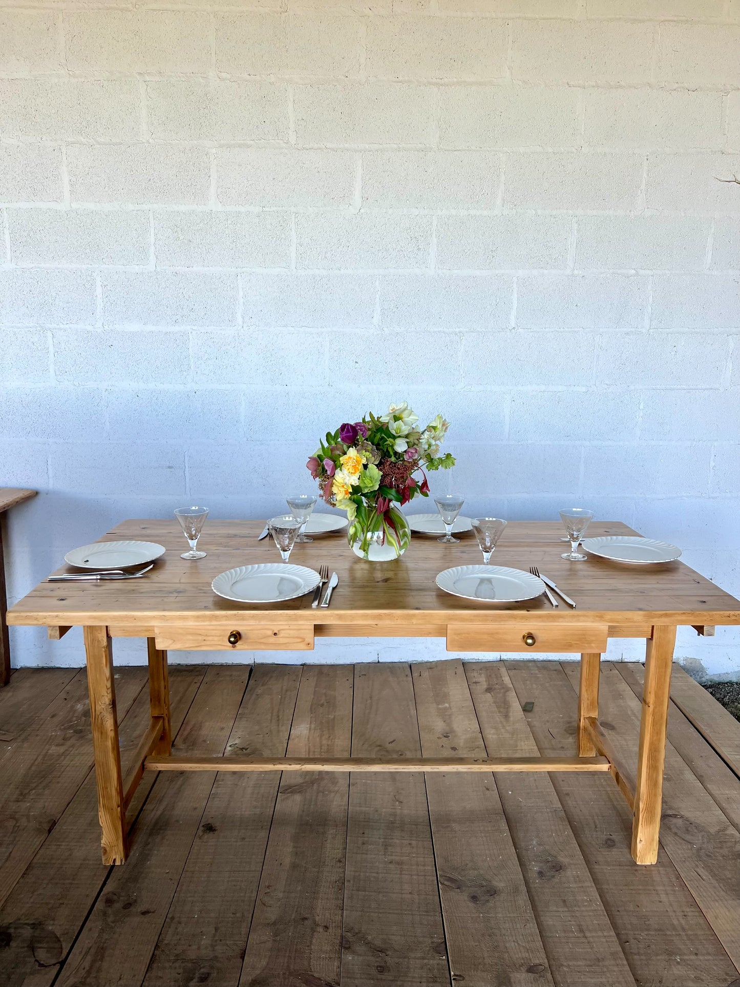 Table en pin avec traverse, deux tiroirs, idéale pour 6 couverts.