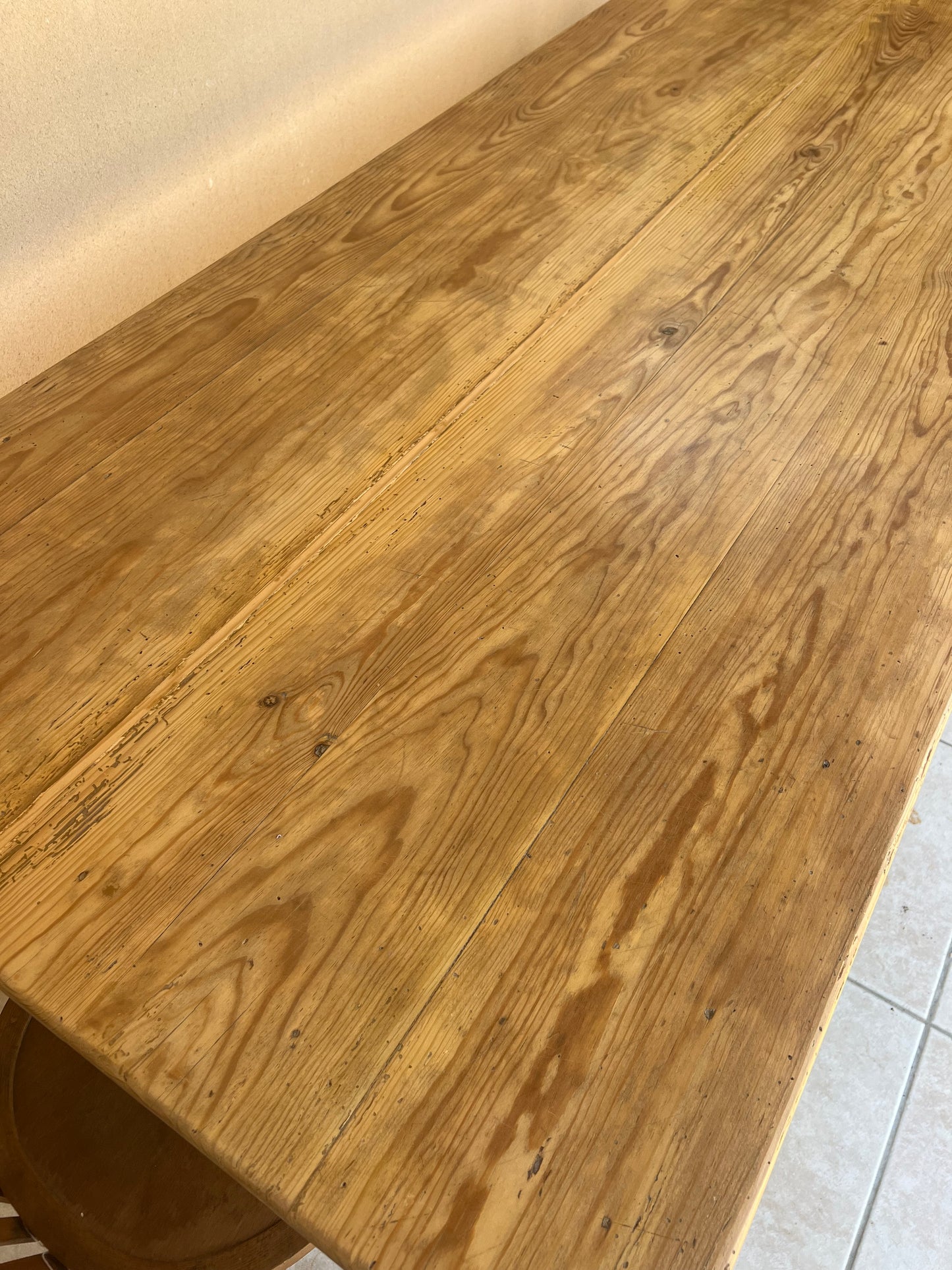 Table en pin avec ses tiroirs et leurs papier peint. Très bon état, idéale pour 8 couverts ou 10 plus occasionnellement.