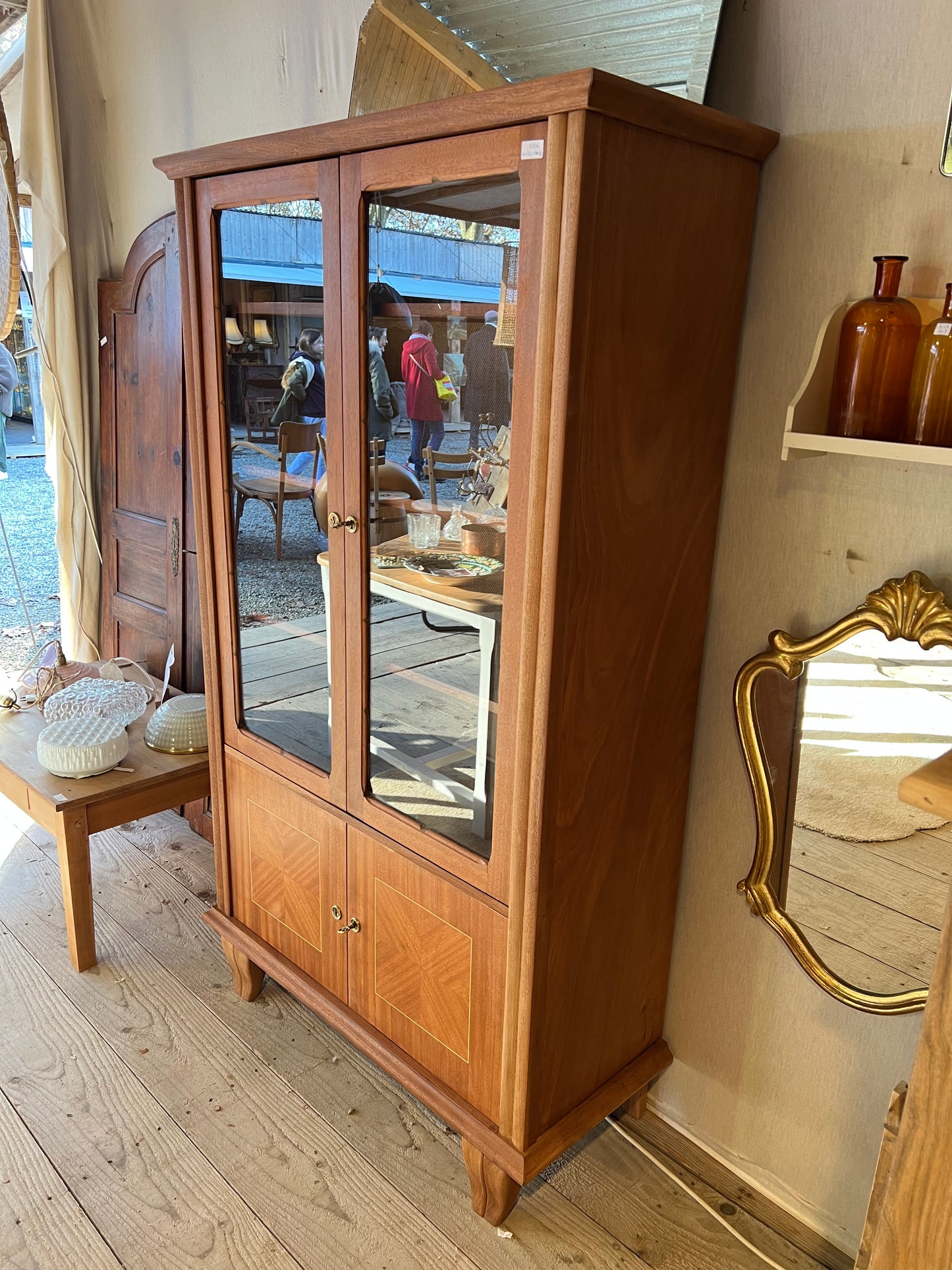 Vitrine, intérieur tapissé en toile de jute, les vitres ont quelques rayures, quelques rayures à l'intérieur du placard en bas aussi, visibles sur les photos.