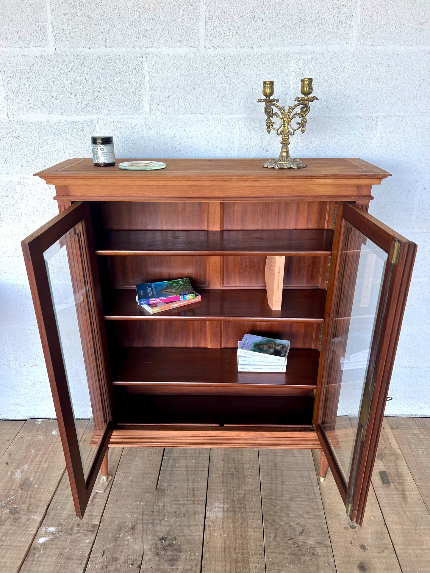 Petite vitrine, vitres biseautés, plateau légèrement marqué, sinon très bon état.