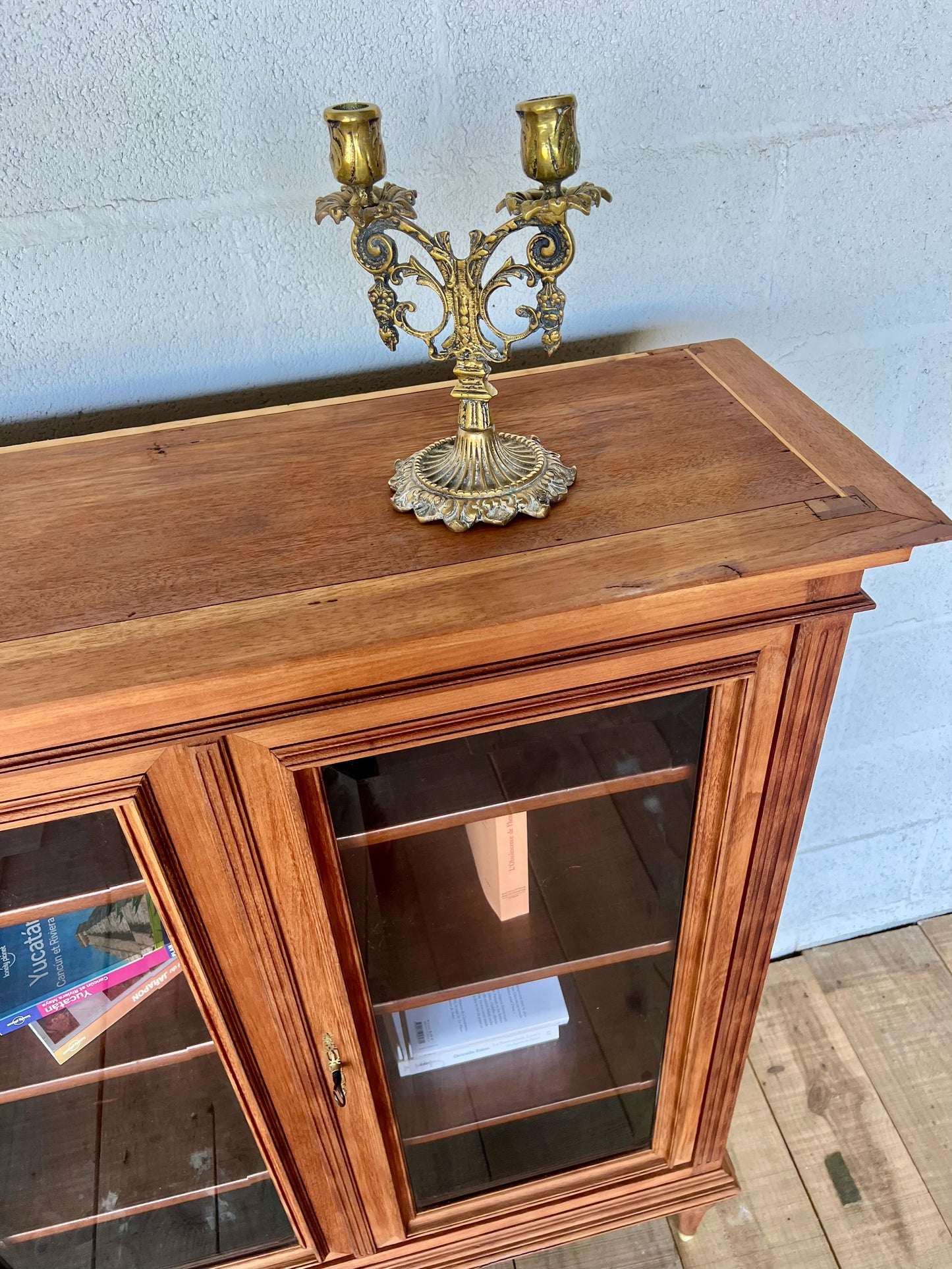 Petite vitrine, vitres biseautés, plateau légèrement marqué, sinon très bon état.