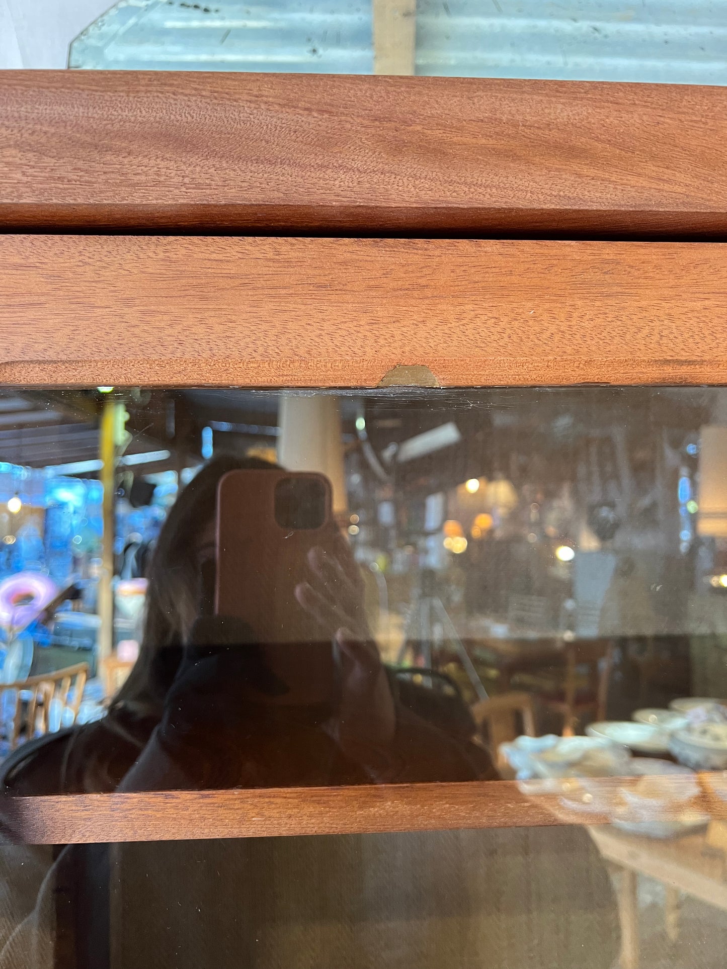 Vitrine, intérieur tapissé en toile de jute, les vitres ont quelques rayures, quelques rayures à l'intérieur du placard en bas aussi, visibles sur les photos.
