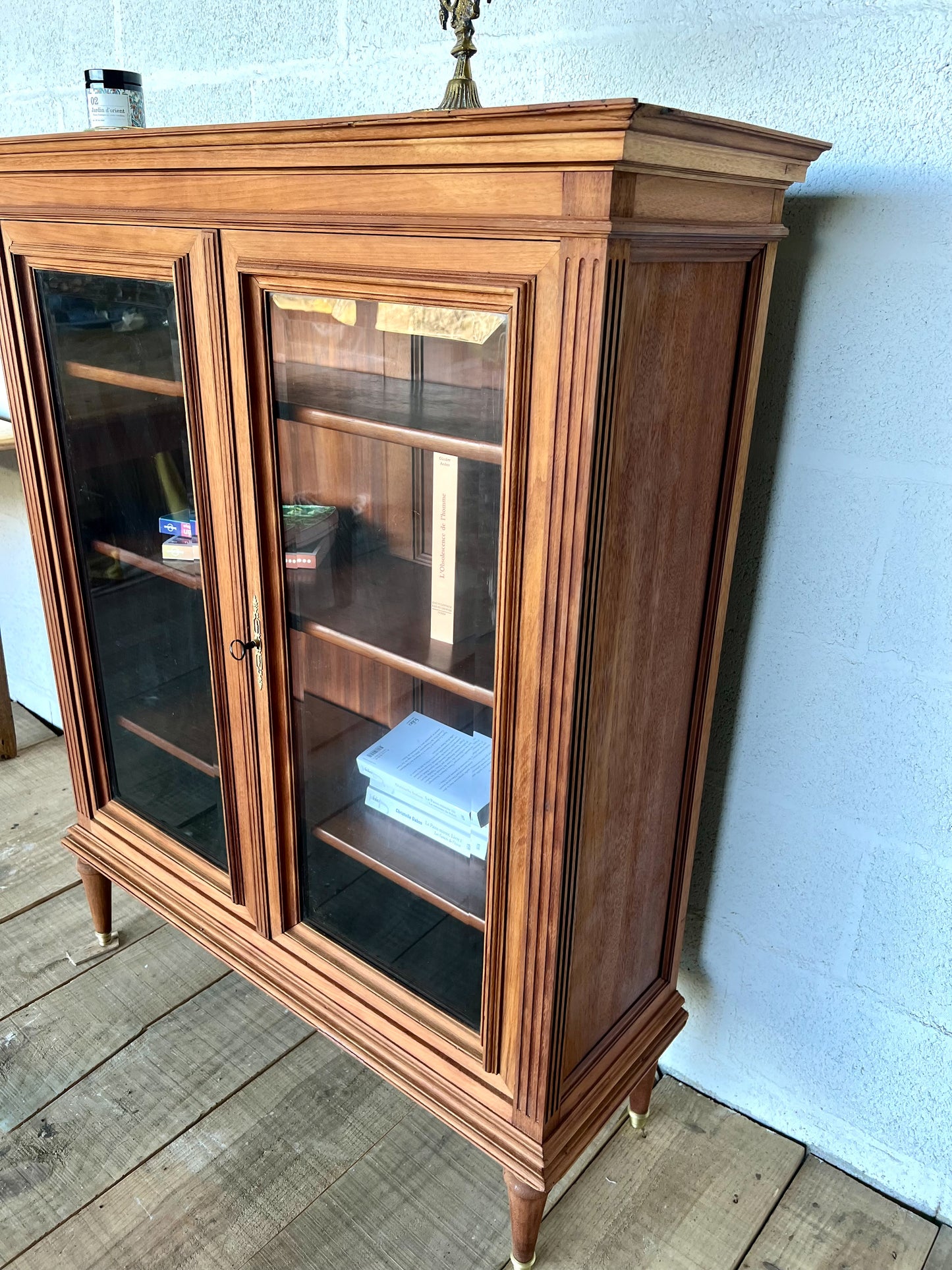 Petite vitrine, vitres biseautés, plateau légèrement marqué, sinon très bon état.