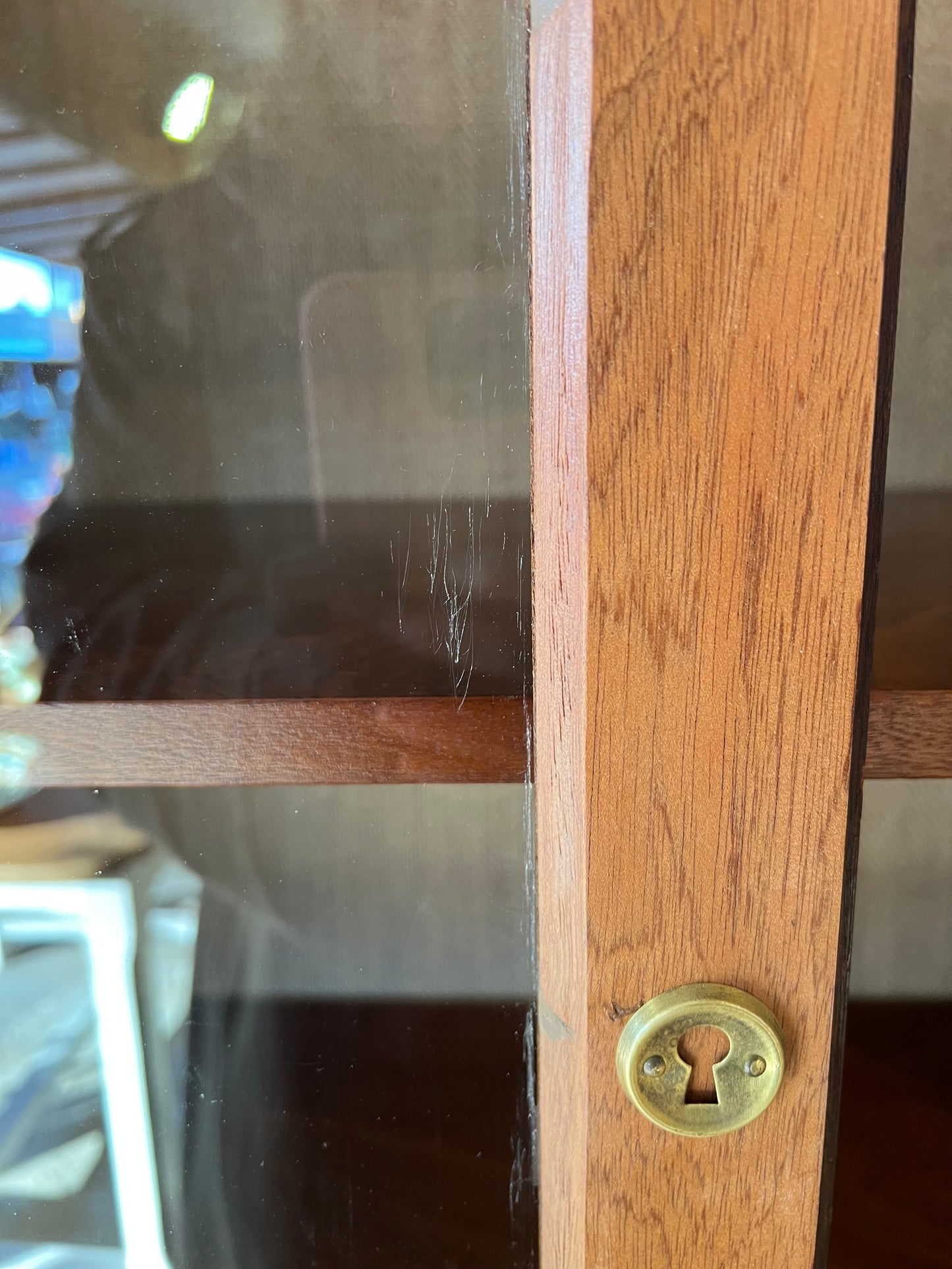 Vitrine, intérieur tapissé en toile de jute, les vitres ont quelques rayures, quelques rayures à l'intérieur du placard en bas aussi, visibles sur les photos.