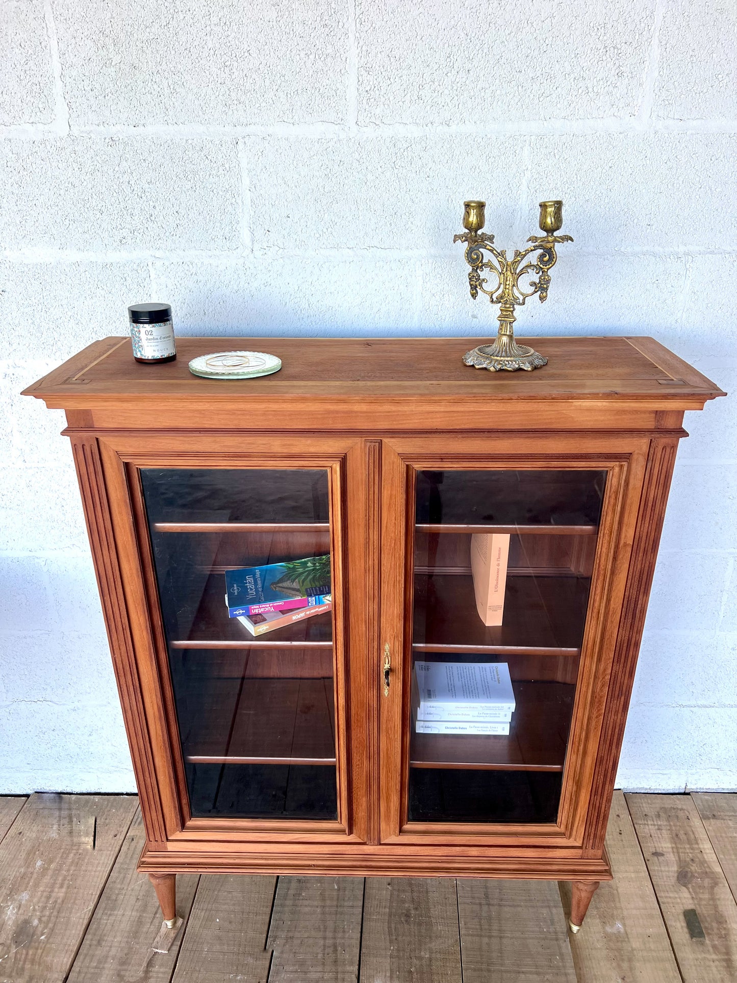 Petite vitrine, vitres biseautés, plateau légèrement marqué, sinon très bon état.