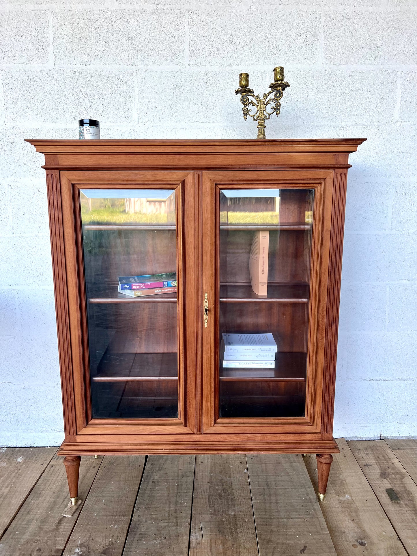 Petite vitrine, vitres biseautés, plateau légèrement marqué, sinon très bon état.