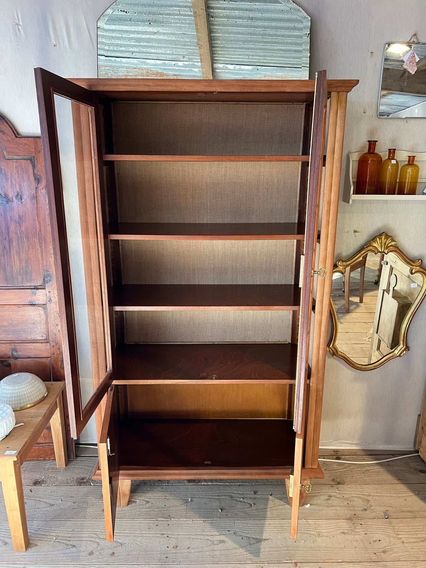 Vitrine, intérieur tapissé en toile de jute, les vitres ont quelques rayures, quelques rayures à l'intérieur du placard en bas aussi, visibles sur les photos.