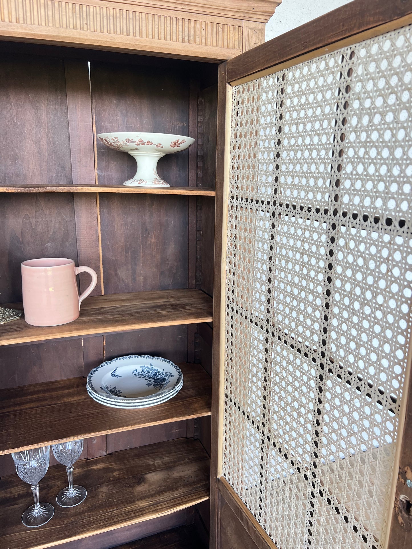 Petite bibliothèque, cannage et bois, adorable.