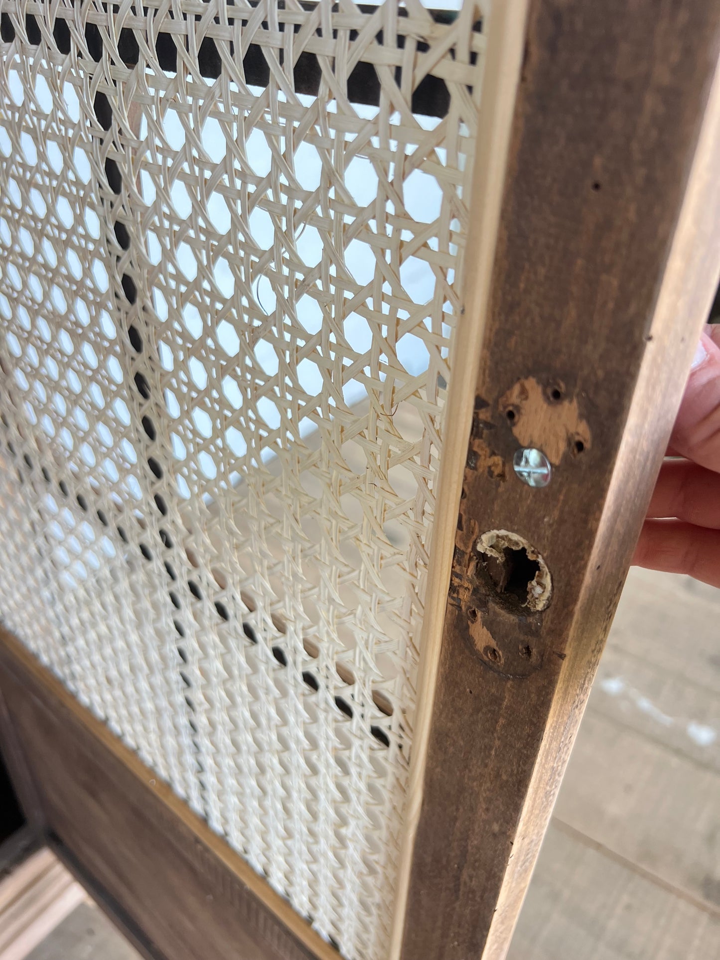 Petite bibliothèque, cannage et bois, adorable.