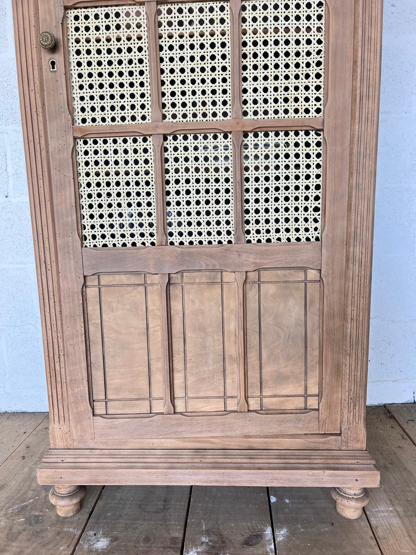 Petite bibliothèque, cannage et bois, adorable.